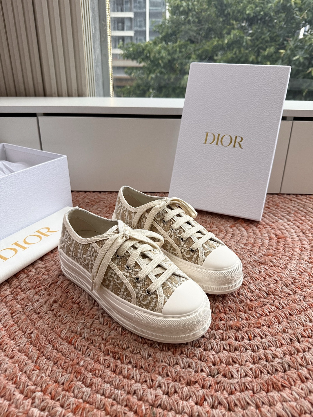 🌾厚底 代购级G0133C'est Dior 迪奥 新色休闲运动鞋‘以牛皮革刺绣五角星设计轻盈透气。侧边