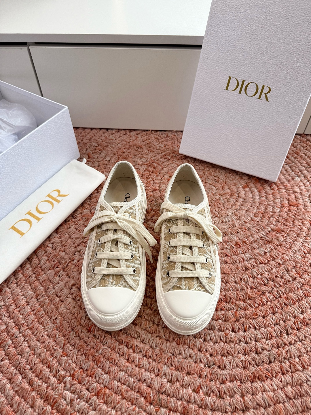🌾厚底 代购级G0133C'est Dior 迪奥 新色休闲运动鞋‘以牛皮革刺绣五角星设计轻盈透气。侧边