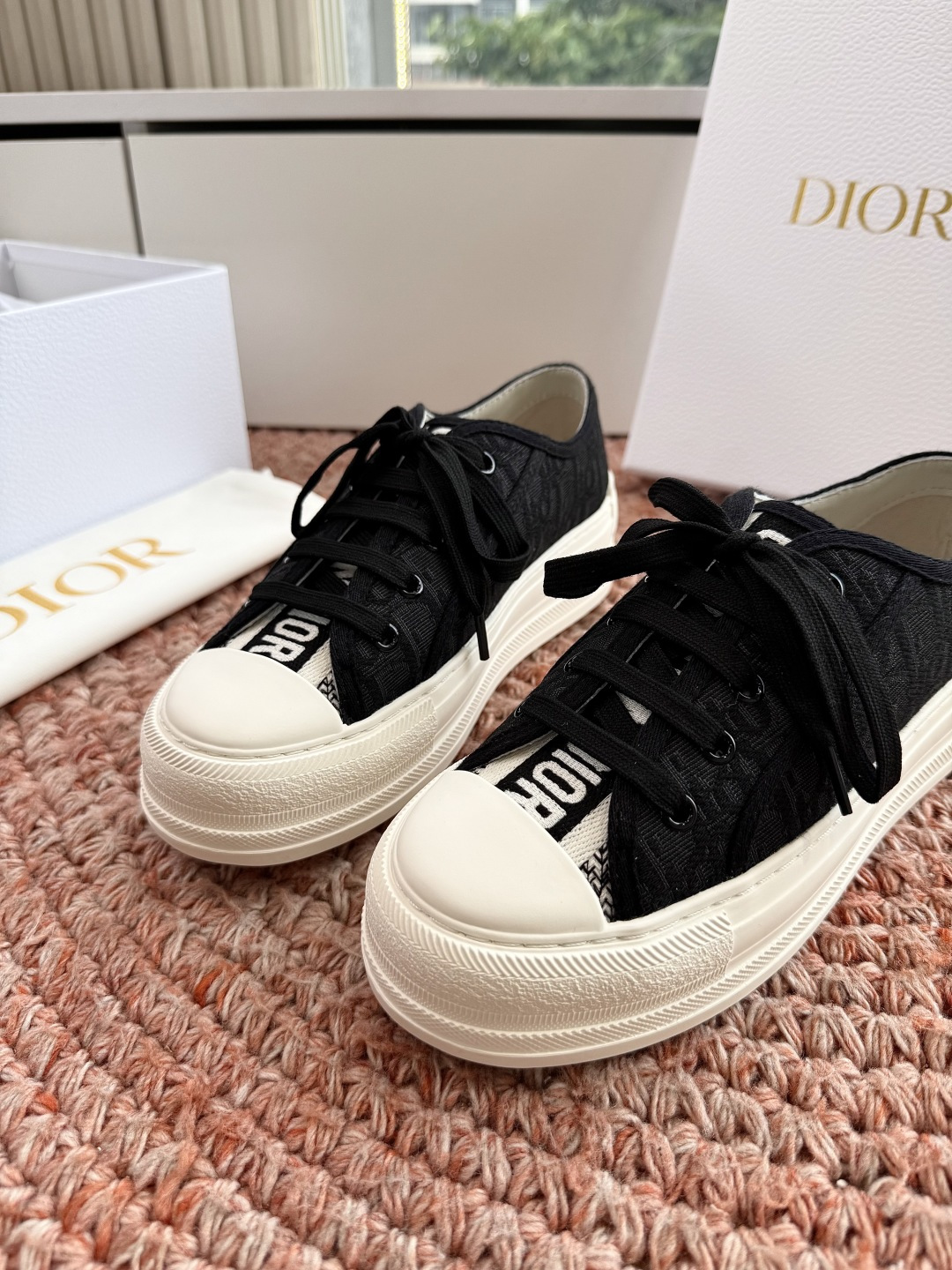 🌾厚底 代购级G0133C'est Dior 迪奥 新色休闲运动鞋‘以牛皮革刺绣五角星设计轻盈透气。侧边