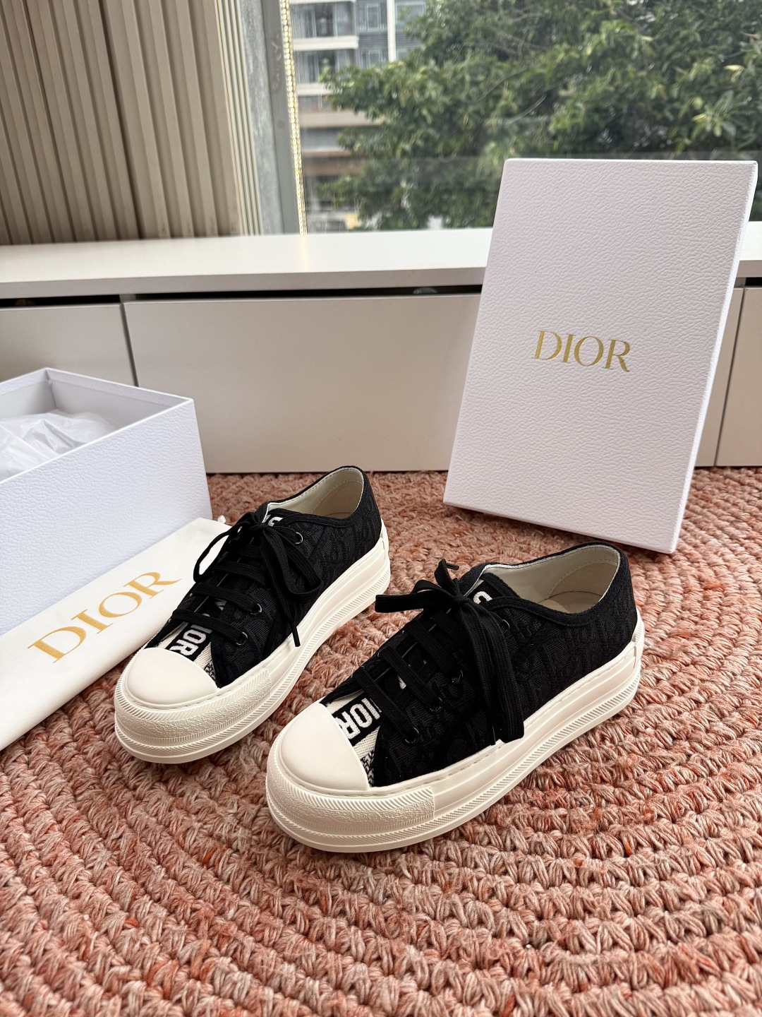 🌾厚底 代购级G0133C'est Dior 迪奥 新色休闲运动鞋‘以牛皮革刺绣五角星设计轻盈透气。侧边