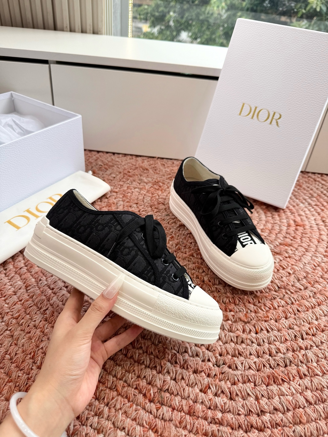 🌾厚底 代购级G0133C'est Dior 迪奥 新色休闲运动鞋‘以牛皮革刺绣五角星设计轻盈透气。侧边