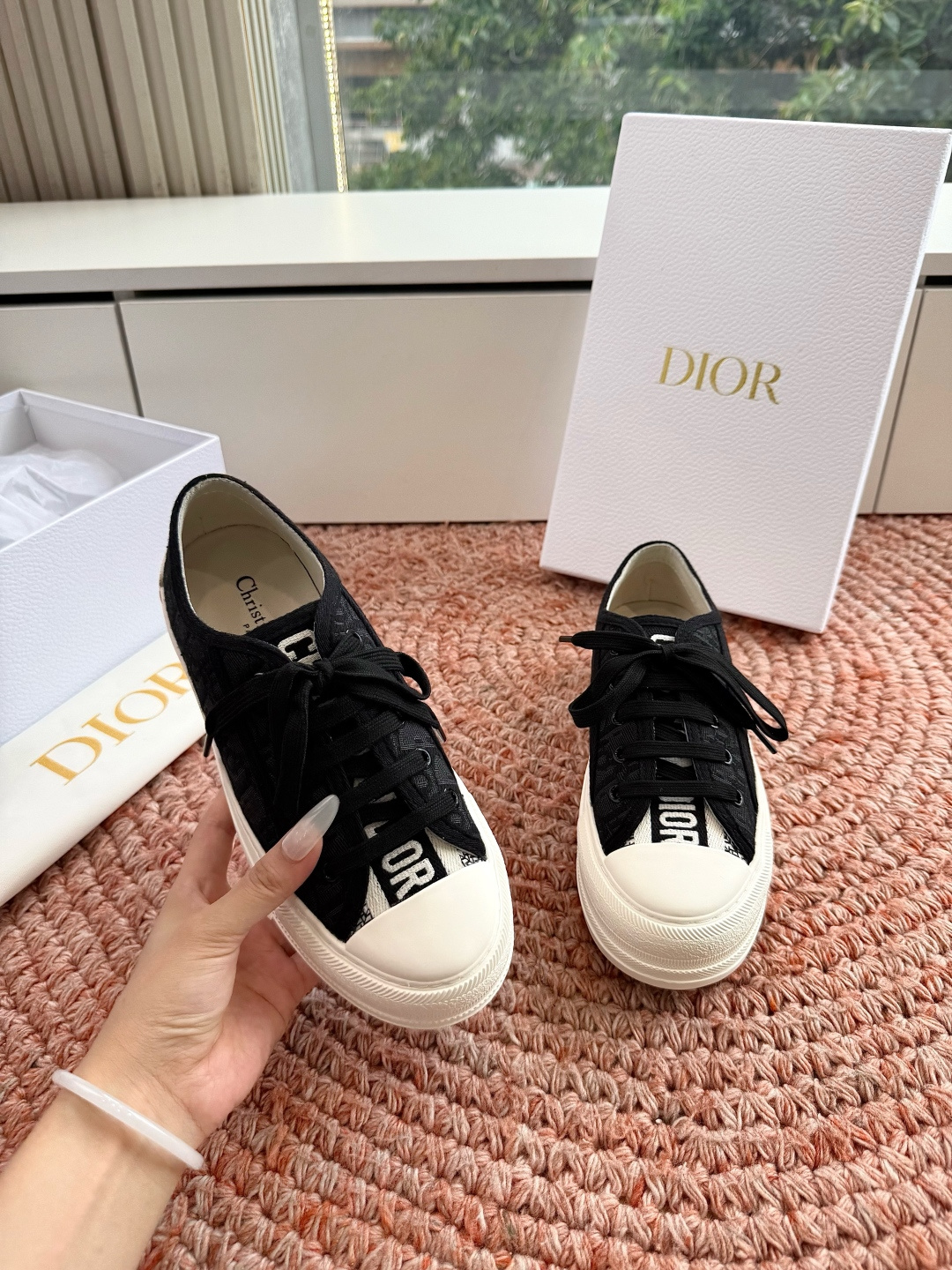 🌾厚底 代购级G0133C'est Dior 迪奥 新色休闲运动鞋‘以牛皮革刺绣五角星设计轻盈透气。侧边