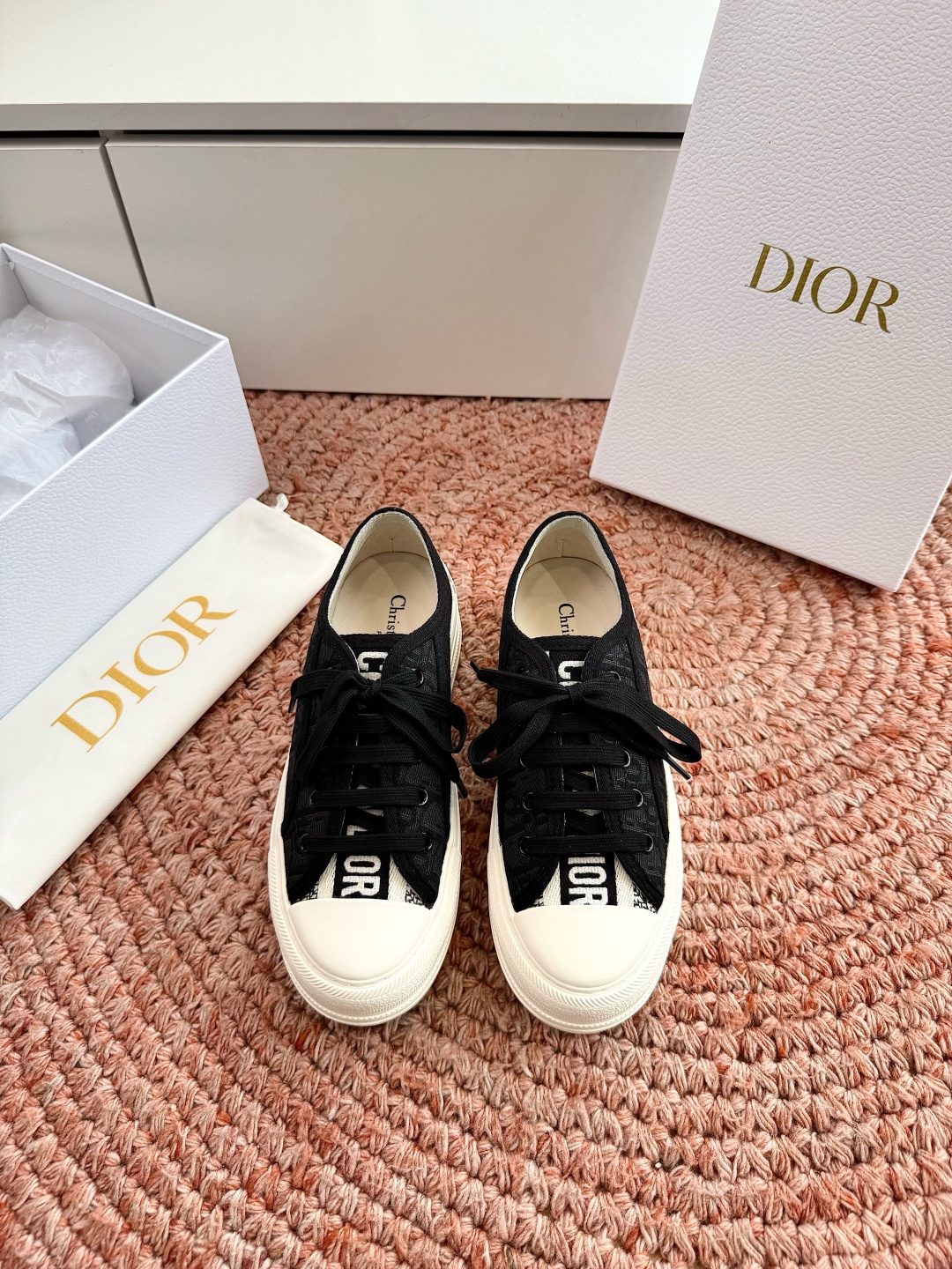 🌾厚底 代购级G0133C'est Dior 迪奥 新色休闲运动鞋‘以牛皮革刺绣五角星设计轻盈透气。侧边