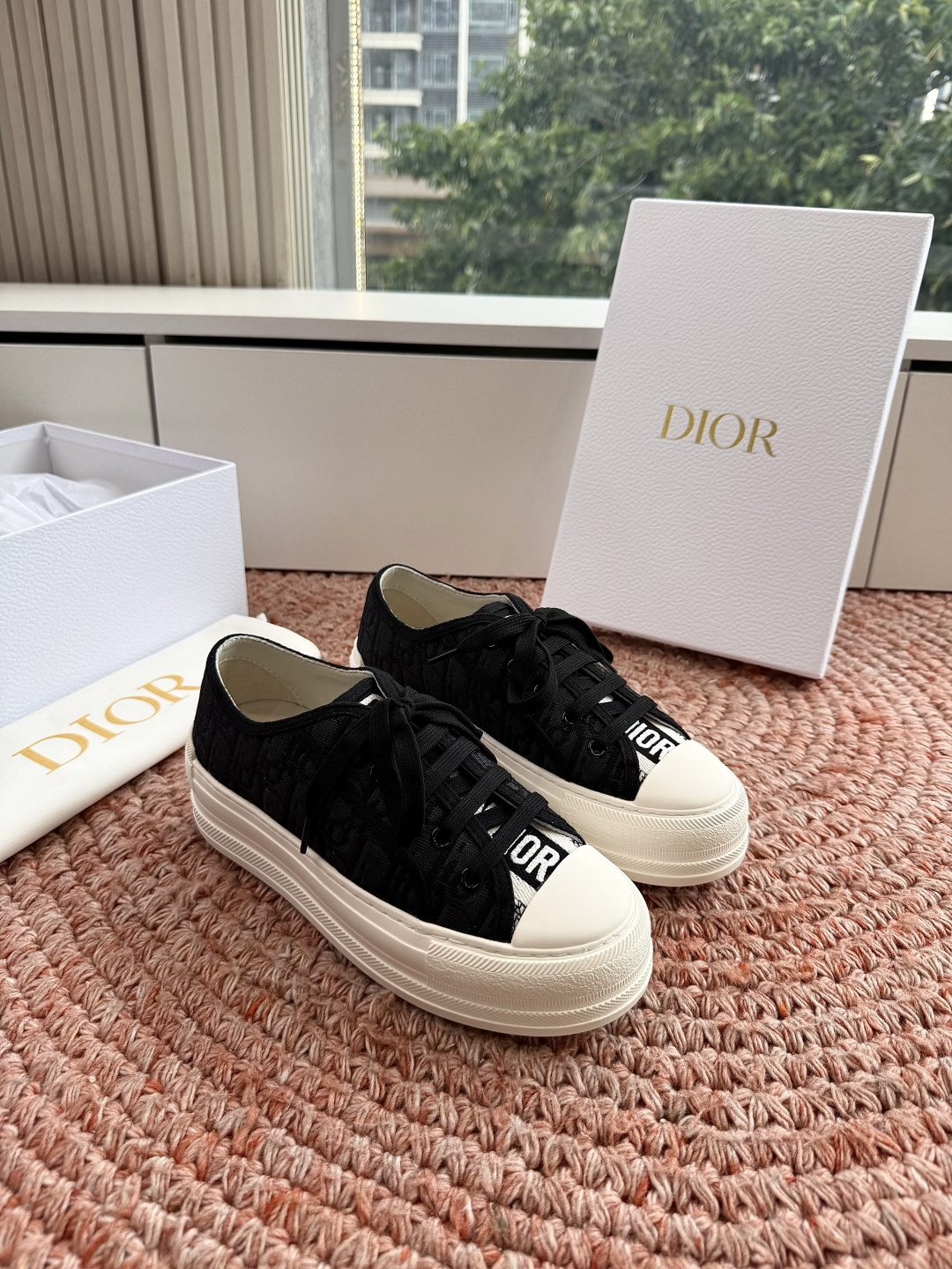 🌾厚底 代购级G0133C'est Dior 迪奥 新色休闲运动鞋‘以牛皮革刺绣五角星设计轻盈透气。侧边