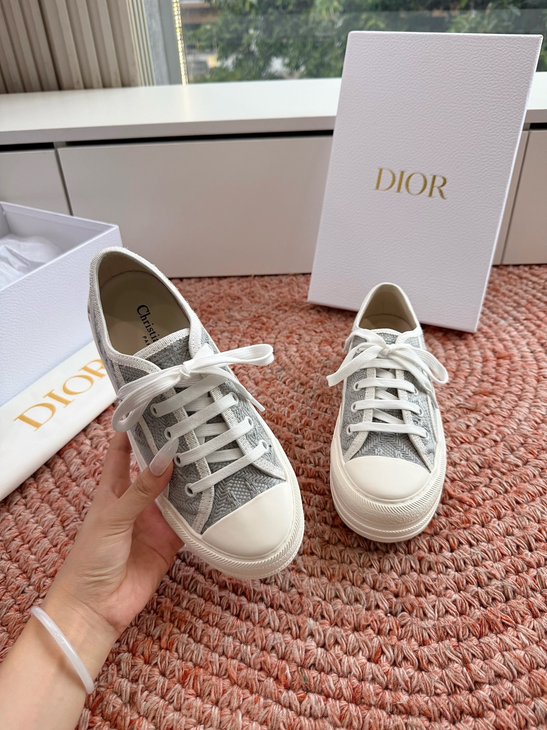 🌾厚底 代购级G0133C'est Dior 迪奥 新色休闲运动鞋‘以牛皮革刺绣五角星设计轻盈透气。侧边