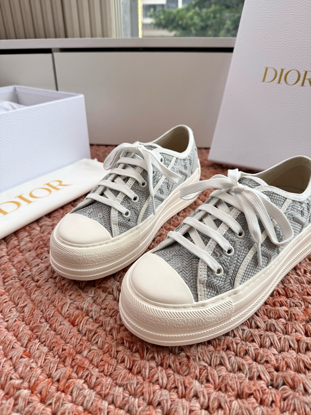 🌾厚底 代购级G0133C'est Dior 迪奥 新色休闲运动鞋‘以牛皮革刺绣五角星设计轻盈透气。侧边
