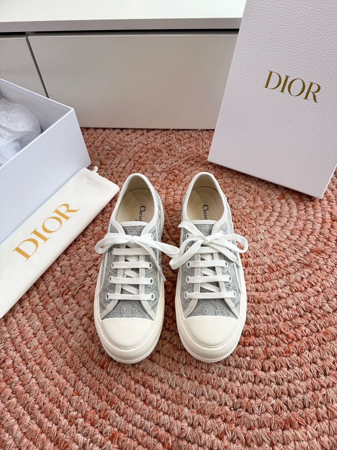 🌾厚底 代购级G0133C'est Dior 迪奥 新色休闲运动鞋‘以牛皮革刺绣五角星设计轻盈透气。侧边
