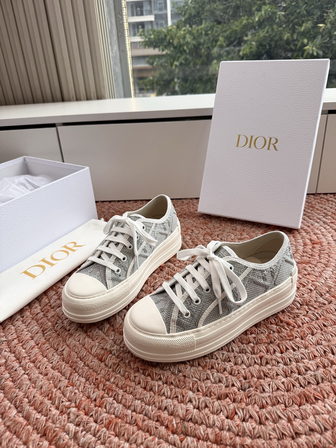 🌾厚底 代购级G0133C'est Dior 迪奥 新色休闲运动鞋‘以牛皮革刺绣五角星设计轻盈透气。侧边