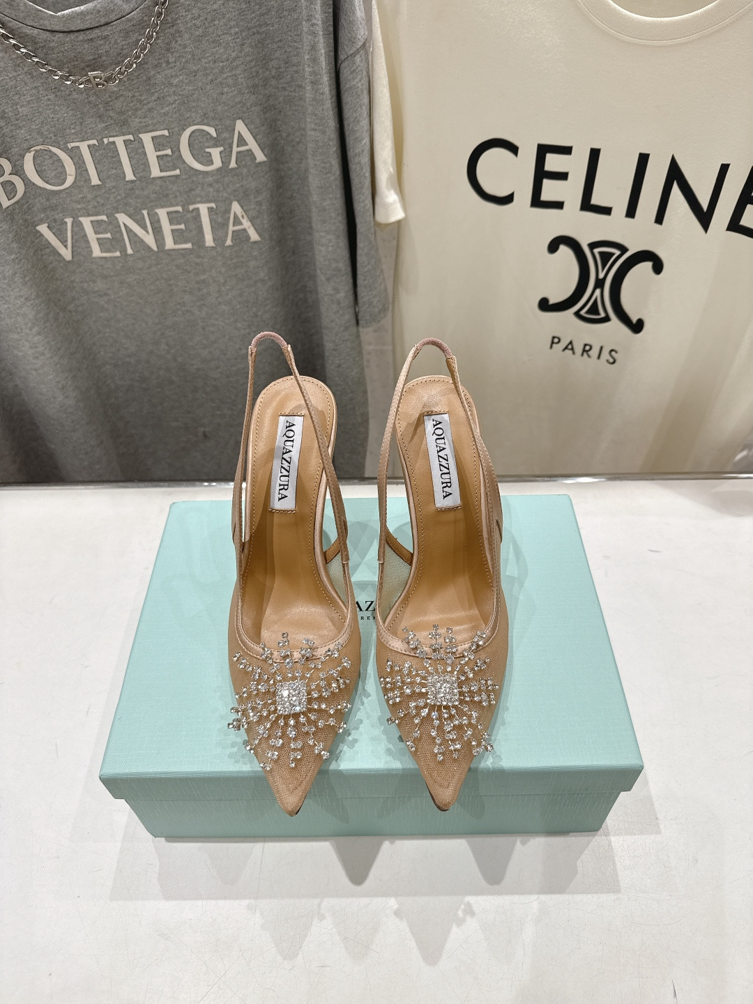 NO:890053,High version 'q' AQUAZZURA/Pineapple F072 2026ss summer new pointed mesh high-heeled rhinestone sandals _______________________________ A one-to-one replica of the original version, the highest version on the market and top quality!  Wearing this kind of Blingbling shoes in summer is really beautiful. Girls really can't resist its beauty. The upper feet are very fairy-like, and the feet feel incomparably comfortable. They have an elegant temperament. The uppers are imported mesh + 5A grade Austrian diamonds. The foot pads are lined with grained sheepskin. Heel height: 10cm. Outsole imported from Italy. Genuine leather outsole. Size: 35-39 (40.41.42.43 customized, non-refundable). Top quality, high-heeled sandals, sandals, high heels, sheepskin, Leather.  soles19860909高版本 「q」AQUAZZURA/菠萝F072 2026ss夏季新款尖头网纱高跟水钻凉鞋 _______________________________ 原版一比一复刻,市场最高版本顶级货！夏天穿这种Blingbling的鞋子真的绝美女孩子真的无法抵御它的美 上脚非常仙女范,脚感无敌舒适 气质高雅 鞋面进口网纱+5A级奥钻 垫脚粒面羊皮里 跟高:10cm 大底意大利进口真皮大底 码数35-39（40.41.42.43定制不退换） 顶级品质,高跟鞋凉鞋,sandals,high heels,sheepskin,Leather soles,Women's Shoes