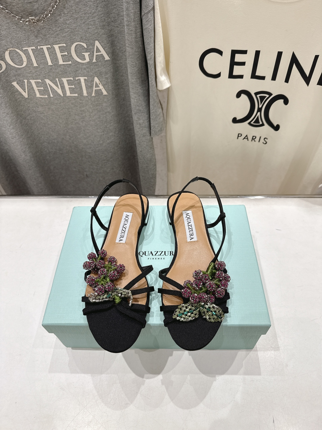 NO:890058,High version 'q' AQUAZZURA/Pineapple F072 2026ss summer new flat rhinestone sandals _______________________________ A one-to-one replica of the original version, the highest version on the market and top quality!  Wearing this kind of Blingbling shoes in summer is really beautiful. Girls really can't resist its beauty. The upper feet are very fairy-like, and the feet feel incomparably comfortable. The temperament is elegant. The upper is imported material + 5A grade diamond buckle. The foot pads are lined with grained sheepskin. Heel height: flat/10cm outsole. Italian imported genuine leather outsole. Size: 35-39 (40.41.42.43 customized, non-refundable). Top quality, high-heeled sandals, sandals, high  heels,sheepskin,leather soles19860909高版本 「q」AQUAZZURA/菠萝F072 2026ss夏季新款平底水钻凉鞋 _______________________________ 原版一比一复刻,市场最高版本顶级货！夏天穿这种Blingbling的鞋子真的绝美女孩子真的无法抵御它的美 上脚非常仙女范,脚感无敌舒适 气质高雅 鞋面进口材质+5A级奥钻扣式 垫脚粒面羊皮里 跟高:平底/10cm 大底意大利进口真皮大底 码数35-39（40.41.42.43定制不退换） 顶级品质,高跟鞋凉鞋,sandals,high heels,sheepskin,Leather soles,Women's Shoes