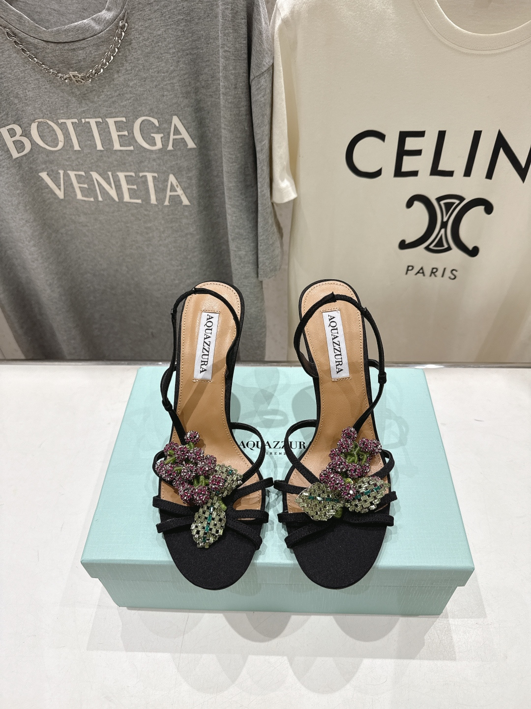 NO:890063,High version 'q' AQUAZZURA/Pineapple F072 2026ss summer new high-heeled rhinestone sandals _______________________________ A one-to-one replica of the original version, the highest version on the market and top quality!  Wearing this kind of Blingbling shoes in summer is really beautiful. Girls really can't resist its beauty. The upper feet are very fairy-like, and the feet feel incomparably comfortable. The temperament is elegant. The upper is imported material + 5A grade diamond buckle. The foot pads are lined with grained sheepskin. Heel height: flat/10cm outsole. Italian imported genuine leather outsole. Size: 35-39 (40.41.42.43 customized, non-refundable). Top quality, high-heeled sandals, sandals, high  heels,sheepskin,leather soles19860909高版本 「q」AQUAZZURA/菠萝F072 2026ss夏季新款高跟水钻凉鞋 _______________________________ 原版一比一复刻,市场最高版本顶级货！夏天穿这种Blingbling的鞋子真的绝美女孩子真的无法抵御它的美 上脚非常仙女范,脚感无敌舒适 气质高雅 鞋面进口材质+5A级奥钻扣式 垫脚粒面羊皮里 跟高:平底/10cm 大底意大利进口真皮大底 码数35-39（40.41.42.43定制不退换） 顶级品质,高跟鞋凉鞋,sandals,high heels,sheepskin,Leather soles,Women's Shoes