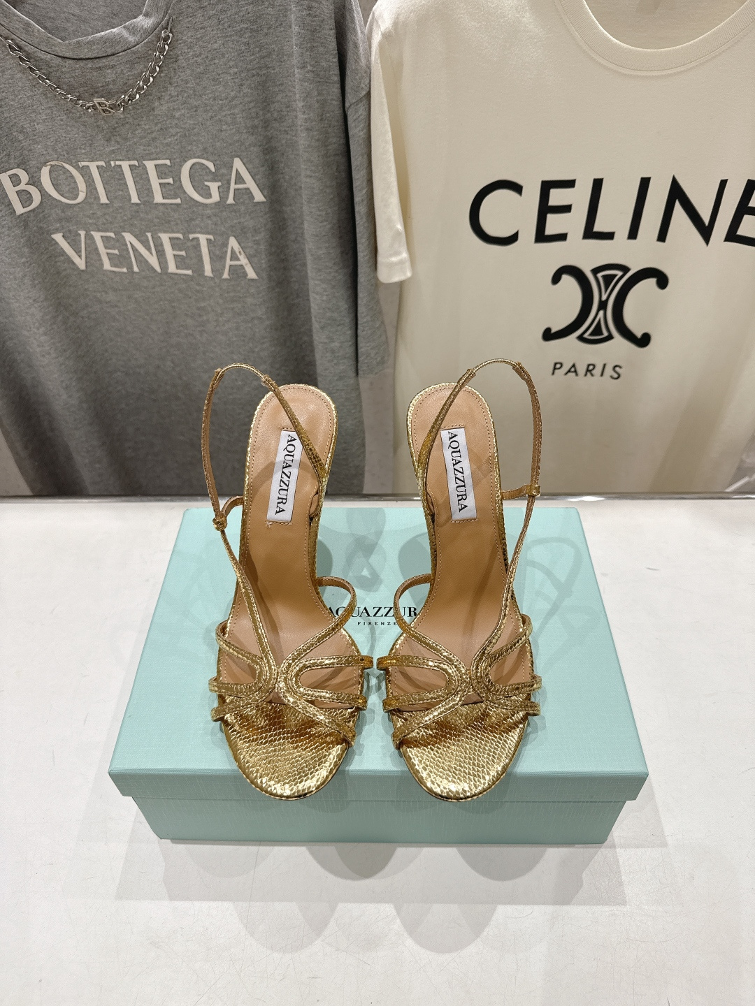 NO:890071,High version 'q' AQUAZZURA/Pineapple F072 2026ss new summer high-heeled sandals _______________________________ A one-to-one replica of the original version, the highest version on the market and top quality!  Wearing this kind of Blingbling shoes in summer is really beautiful. Girls really can't resist its beauty. The upper feet are very fairy-like, and the feet feel incomparably comfortable. They have an elegant temperament. The uppers are imported sheepskin. The foot pads are made of grained sheepskin. Heel height: 10cm. Outsole. Italian imported genuine leather outsole. Size: 35-39 (34.40.41.42.43 customized, non-refundable). Top quality, high-heeled sandals, sandals, high heels, sheepskin, Leather soles.19860909高版本 「q」AQUAZZURA/菠萝F072 2026ss夏季新款高跟凉鞋 _______________________________ 原版一比一复刻,市场最高版本顶级货！夏天穿这种Blingbling的鞋子真的绝美女孩子真的无法抵御它的美 上脚非常仙女范,脚感无敌舒适 气质高雅 鞋面进口羊皮 垫脚粒面羊皮里 跟高:10cm 大底意大利进口真皮大底 码数35-39（34.40.41.42.43定制不退换） 顶级品质,高跟鞋凉鞋,sandals,high heels,sheepskin,Leather soles,Women's Shoes