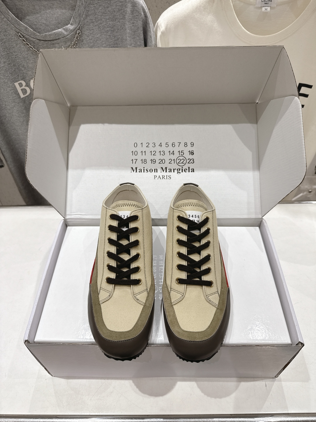 NO:890043,High version, couple model, Maison Margiela MM6 new casual sneakers, moral training shoes... Top quality, new original replicas. The original lasted shoes are very generous and can be easily matched with various styles. The upper feet are not bound by the rules, and you can do whatever you want to show your temperament. The popular street style of major Internet celebrities~ Imported cowhide for the upper + high mercerized suede, very delicate. Imported cowhide for the feet, super comfortable. The original sole is very grippy and shows the slim legs.  Outsole Original wear-resistant rubber outsole Size 35-45 (40 for women and 45 for men, custom made and non-returnable) Comes with original packaging, casual shoes/sports shoes, masion margiela, masion margiela, sneakers, cowhide19860909高版本 情侣款  Maison Margiela 马吉拉MM6新款休闲鞋板鞋德训鞋...顶级品质 新品原版复刻 原版套楦鞋型很大方 搭配各种风格都可轻松驾驭 上脚不被常规所拘束,随心所欲做自己显气质.各大网红炸街款～ 鞋面进口牛皮+高丝光反绒皮 特细腻 垫脚进口牛皮 超舒适 原版鞋底非常抓地 显腿细 大底原版耐磨橡胶大底 码数35-45（女40.男45订做不退换） 配原版包装,休闲鞋/运动鞋,masion margiela,masion margiela,sneakers,cowhide,Women's Shoes