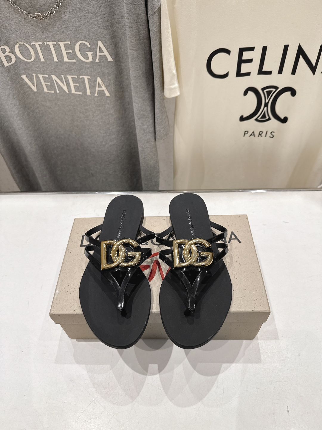 NO:891228,& Popular flip-flops. The original version is developed and re-molded to create the only correct version of the TPU material bright version. The sole logo is all the same as the original version with a bright effect + the original electroplated gold buckle. The new 3D three-dimensional logo flat slippers are the ultimate perfect replica. 1. The upper is made of the original EVS mold. 2. The sole is original engraving and 1:1 stainless steel mold die-casting. 3Size35-42 [40.41.42 custom-made], split-toe shoes, slippers, gold plating19860909&爆款夹脚人字拖 原版開發全部重新开模打造唯一对版TPU材质亮光版本鞋底logo全部和原版一致带亮光效果+原版电镀金色扣 新款3D立体logo平底拖鞋极致完美复刻 1鞋面原版开模EVS一体成型 2鞋底原版雕刻1:1精钢模具压铸 3Size35-42 [40.41.42定做],分趾鞋,slippers,gold plating,Women's Shoes