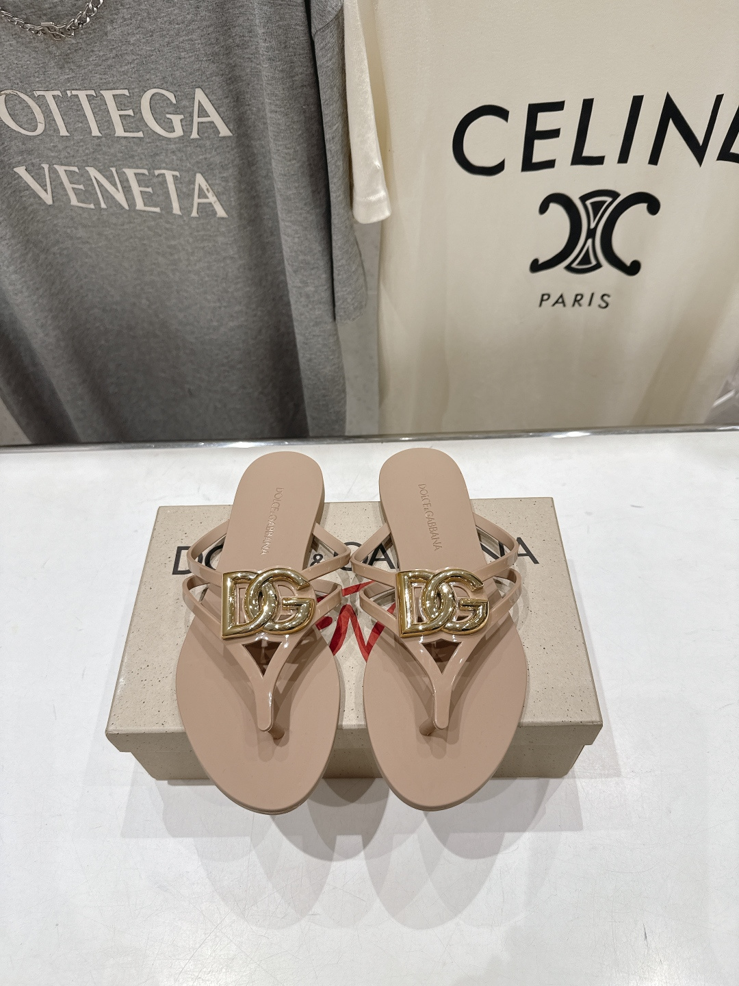 NO:890038,High version & 2026ss new summer flat slippers DOLCE & GABBANA...F036 DG Dolce & Gabbana fashion catwalk style flat slippers!  It has a high-end feel and looks good on your feet. It is very comfortable and will add points to your beauty. The upper is made of original EVS molded in one piece. The heel is high and flat. Size: 35-39 (40.41.42 customized, non-refundable), split-toe shoes, Dolce&Gabbana, Dolce&Gabbana, slippers19860909高版本 & 2026ss夏季新品平底拖鞋 DOLCE & GABBANA...F036 DG杜嘉班纳时装走秀款平底夹脚拖鞋！ 高级感拉满上脚好看‘非常舒适会为你的美丽加分 鞋面原版开模EVS一体成型 跟高平底 Size: 35-39（40.41.42定制不退换）,分趾鞋,Dolce&Gabbana,Dolce&Gabbana,slippers,Women's Shoes