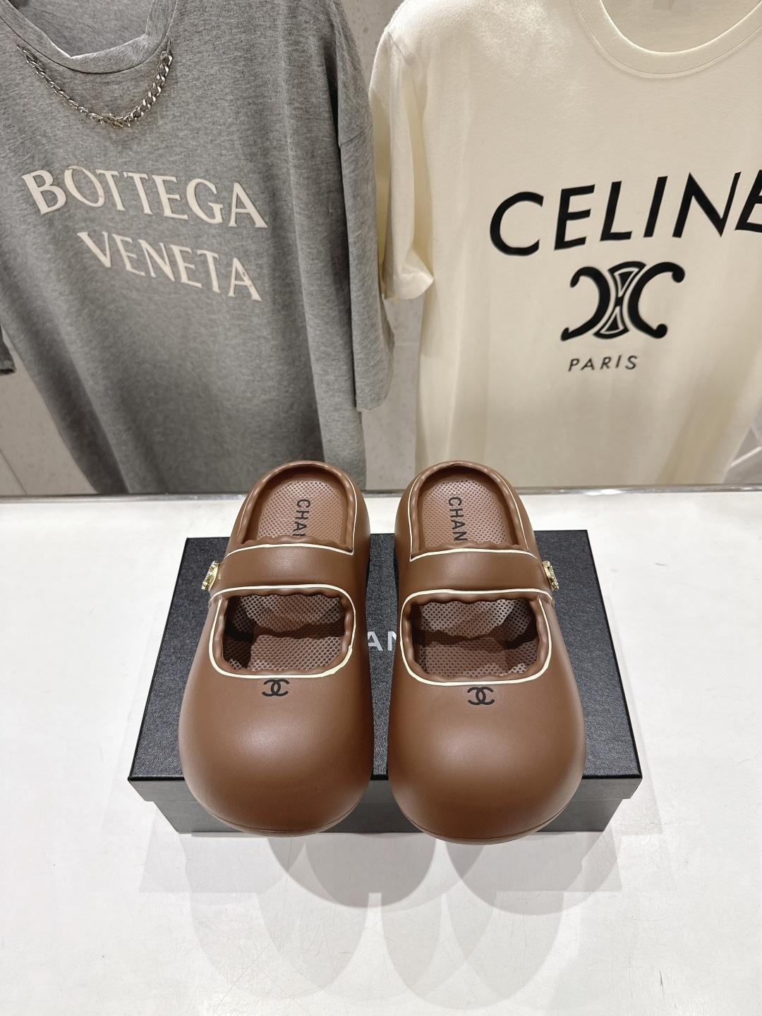 NO:890078,The high version of Chanel* Chanel F036 Xiaoxiang 2026ss summer popular one-line thick-soled slippers is really very attractive. The more I look at it, the more I like it!  Good news for short babies: they can directly lengthen their body proportions!  !  The shoe body is soft and comfortable, and the sole is wear-resistant and non-slip - and each color is very versatile. It is really suitable for this summer. The upper is made of original tpu environmentally friendly rubber. Size35-39 (40 customized, non-refundable), slippers, chanel, chanel, slippers19860909高版本  Chanel*香奈儿F036 小香2026ss夏季爆款一字厚底拖鞋 真的是很耐看越看越喜欢！矮个子宝宝的福音 直接拉长身材比例！！ 鞋身柔软舒适,鞋底耐磨防滑-而且每个颜色都非常百搭.真的太适合这个夏天 鞋面原版tpu环保橡胶一体成型 Size35-39（40定制不退换）,拖鞋,chanel,chanel,slippers,Women's Shoes