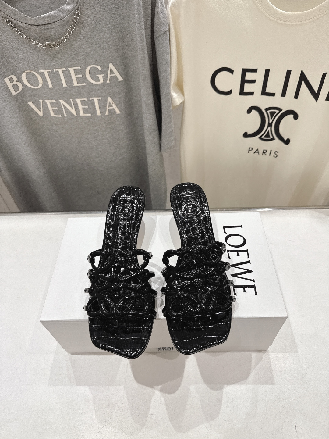 NO:890066,High version LOEWE/Loewe 2026/ss new retro-style small high-heeled beach slippers ~ Xiaohongshu, popular model on the Internet. The most popular slippers recently. Super cute. A must-have model that fashionistas must not miss. There is no complicated decoration, excellent vintage texture, purity and minimalism are neat and poetic. Super versatile. Fabric original custom material. Foot padding cowhide. Outsole original leather injection molded outsole. Heel height 4.5cm.  Size 35-39 (40.41.42 custom-made, non-refundable), slippers, loewe, loewe, slippers, cowhide19860909高版本  LOEWE/罗意威2026/ss新品复古风小高跟沙滩拖鞋～小红书、外网火爆款 最近大热的一款拖鞋 超级可爱 时髦精绝对不能错过的必入款,没有任何繁杂装饰,质感极好的vintage感,纯粹和极简做得利落又诗意 超级百搭款 面料原版定制材料 垫脚牛皮 大底原版真皮注塑大底 跟高4.5cm 码数35-39 (40.41.42订做不退换),拖鞋,loewe,loewe,slippers,cowhide,Women's Shoes