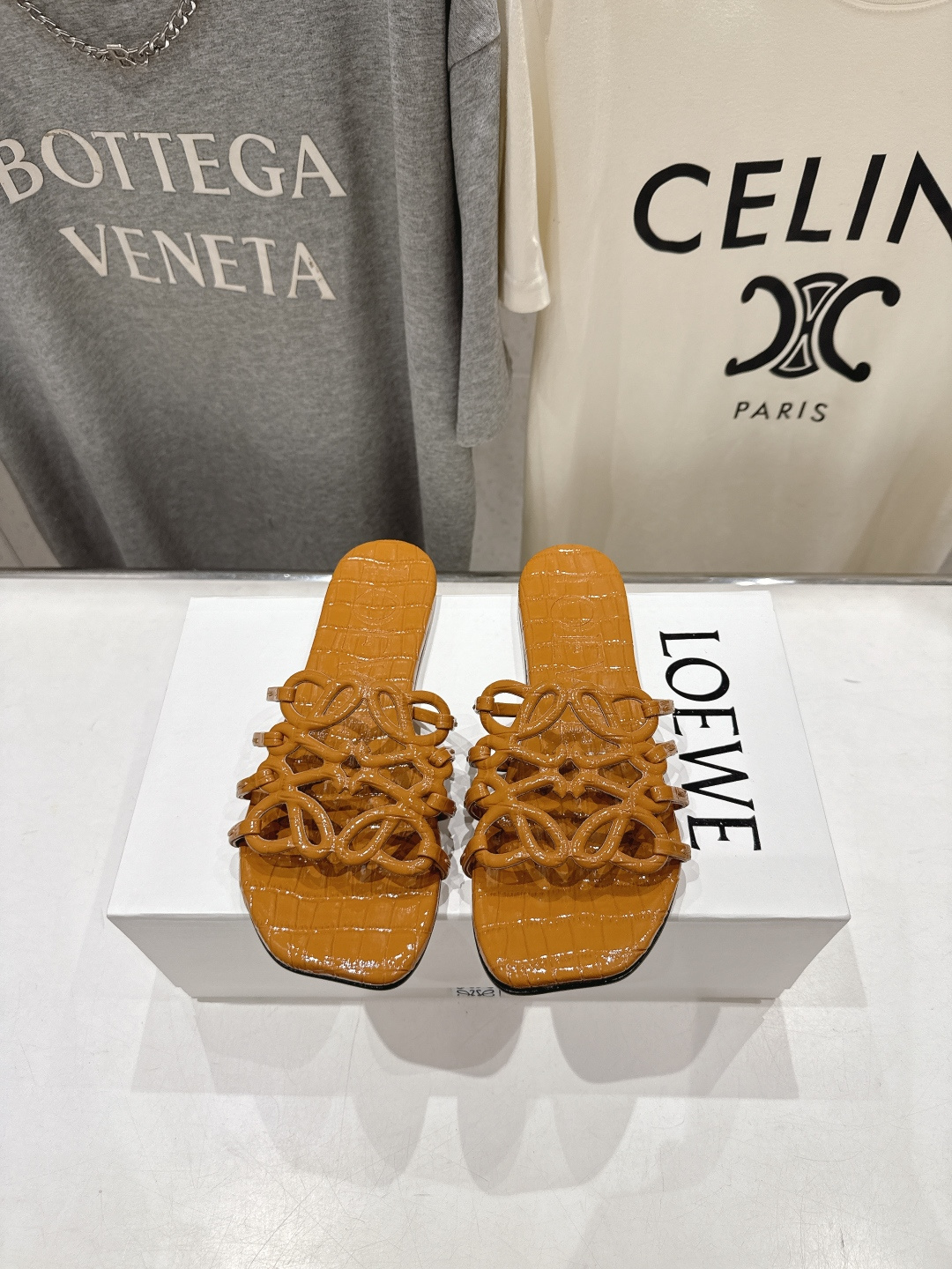NO:890070,High version LOEWE/Loewe 2026/ss new retro-style flat beach slippers ~ a popular model on Xiaohongshu and the Internet. The most popular slippers recently. Super cute. A must-have for fashionistas. It has no complicated decorations and a vintage feel. Pure and minimalist. It is neat and poetic. Super versatile. Fabric original custom material. Foot padding cowhide outsole. Original genuine leather injection outsole. Size 35-39.  (40.41.42 Custom-made items are not returnable or exchangeable), slippers, loewe, loewe, slippers, cowhide19860909高版本  LOEWE/罗意威2026/ss新品复古风平底沙滩拖鞋～小红书、外网火爆款 最近大热的一款拖鞋 超级可爱 时髦精绝对不能错过的必入款,没有任何繁杂装饰,质感极好的vintage感,纯粹和极简做得利落又诗意 超级百搭款 面料原版定制材料 垫脚牛皮 大底原版真皮注塑大底 码数35-39 (40.41.42订做不退换),拖鞋,loewe,loewe,slippers,cowhide,Women's Shoes