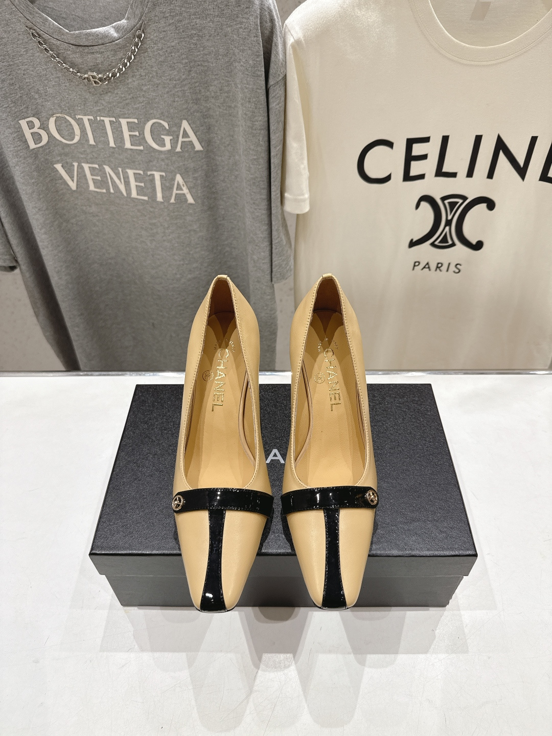 NO:890042,High version CHANEL* Chanel F069 Xiaoxiang 2026ss counter synchronized new high-heeled shoes, minimalist design, super easy to match with daily style, no matter the height, the texture is impeccable. The small square toe design makes you slim and not picky about the foot shape, the upper foot is super good-looking, playful and high-end!  It’s worth grouping up with sisters to get the same style!  Imported calfskin upper, silk sheepskin lining, heel height 8.5cm, outsole, genuine leather outsole imported from Italy, size 35-39 (customized at 40.41.42), high-heeled shoes, chanel, chanel, high heels, cowhide, sheepskin, Leather soles19860909高版本 CHANEL* 香奈儿F069 小香2026ss专柜同步新款高跟鞋单鞋 极简设计 超好搭配的日常款、无论高度 质感都无可挑剔.小方头设计 显瘦不挑脚型 ,上脚超级好看,俏皮又高级！值得姐妹组团get同款！ 鞋面进口小牛皮 内里丝绸羊皮 跟高8.5cm 大底意大利进口真皮大底 码数35-39（40.41.42订做）,高跟鞋单鞋,chanel,chanel,high heels,cowhide,sheepskin,Leather soles,Women's Shoes