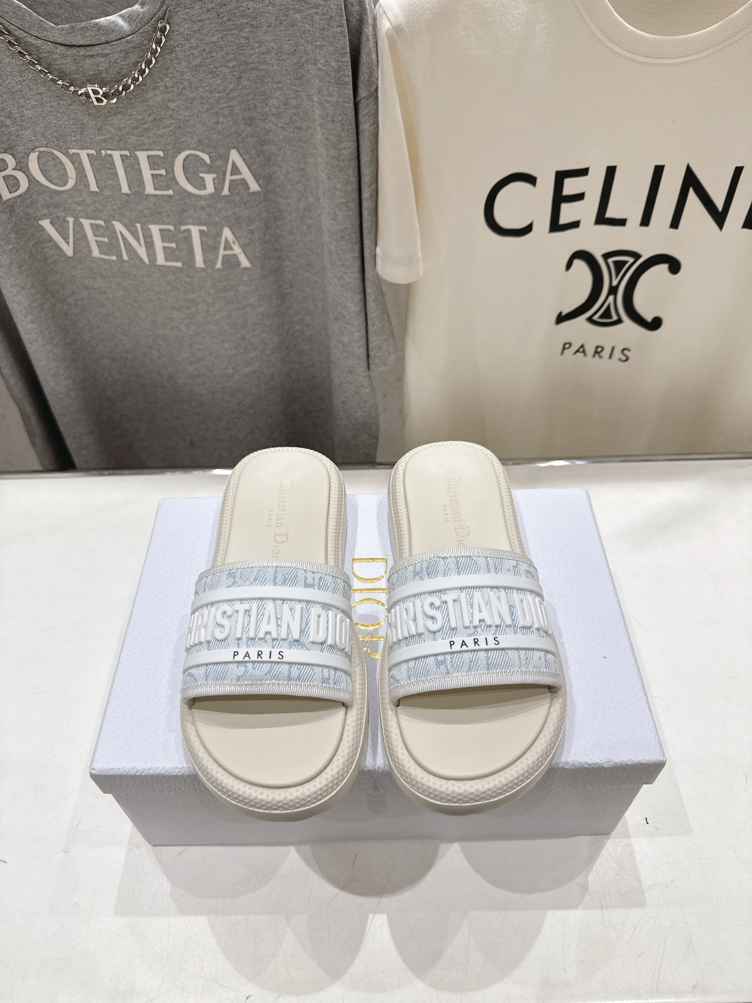 NO:891280,Dior D's new thick-soled beach slippers are a classic version with an insole that fits the shape of your foot. They are made of extra light and comfortable special fabrics and have beautifully embroidered uppers. They can be matched with various styles to show your modern style. They are 100% comfortable!  Super good-looking on the feet, super versatile. Original imported embroidered upper. Imported sheepskin lining. Original TPU non-slip outsole. YB pattern. Complete package. Size 35-41 (40.41 customized), slippers, dior, dior, slippers, sheepskin.19860909迪奥D家新款厚底沙滩拖鞋 经典版型 搭配贴合脚型的内底,采用格外轻盈、舒适的特殊面料制作,精美刺绣鞋面,可搭配各式造型,彰显摩登风范.舒适度百分百！上脚超好看,超百搭 鞋面原版进口刺绣鞋面 内里进口羊皮 大底原版TPU防滑大底 YB打版 全套包装 码数35－41 (40.41定做),拖鞋,dior,dior,slippers,sheepskin,Women's Shoes