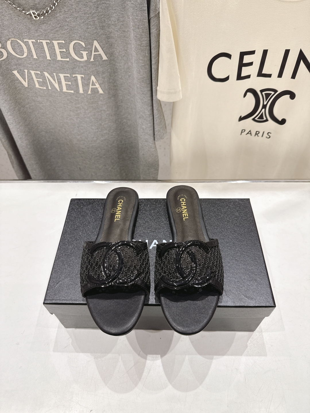 NO:890000,High version CHANEL Chanel F013 Xiaoxiang 2026ss new summer mesh flat slippers with the classic double C logo as the core, with delicate mesh and leather design, simple yet luxurious. The upper is made of hollow mesh material, which is light and breathable, suitable for summer wear; the flat design combines comfort and elegance, and is versatile for outer wear, and can be easily controlled whether it is daily leisure or vacation travel. Upper sheepskin + original mesh inner sheepskin  Outsole Genuine leather outsole imported from Italy, color black, white, apricot size35-39 (40.41 size customized, non-returnable), slippers, chanel, chanel, slippers, sheepskin, Leather soles19860909高版本 CHANEL香奈儿F013 小香2026ss夏季新款网面平底拖鞋 以经典双C标志为核心,搭配细腻网纱与皮革设计,简约中透着奢华.鞋面采用镂空网纱材质,轻盈透气,适合夏季穿着；平底设计兼顾舒适与优雅,外穿百搭,无论是日常休闲还是度假出行都能轻松驾驭.  鞋面羊皮+原版网布 内里羊皮 大底意大利进口真皮大底 颜色黑色、白色、杏色 size35-39（40.41码定做不退换）,拖鞋,chanel,chanel,slippers,sheepskin,Leather soles,Women's Shoes