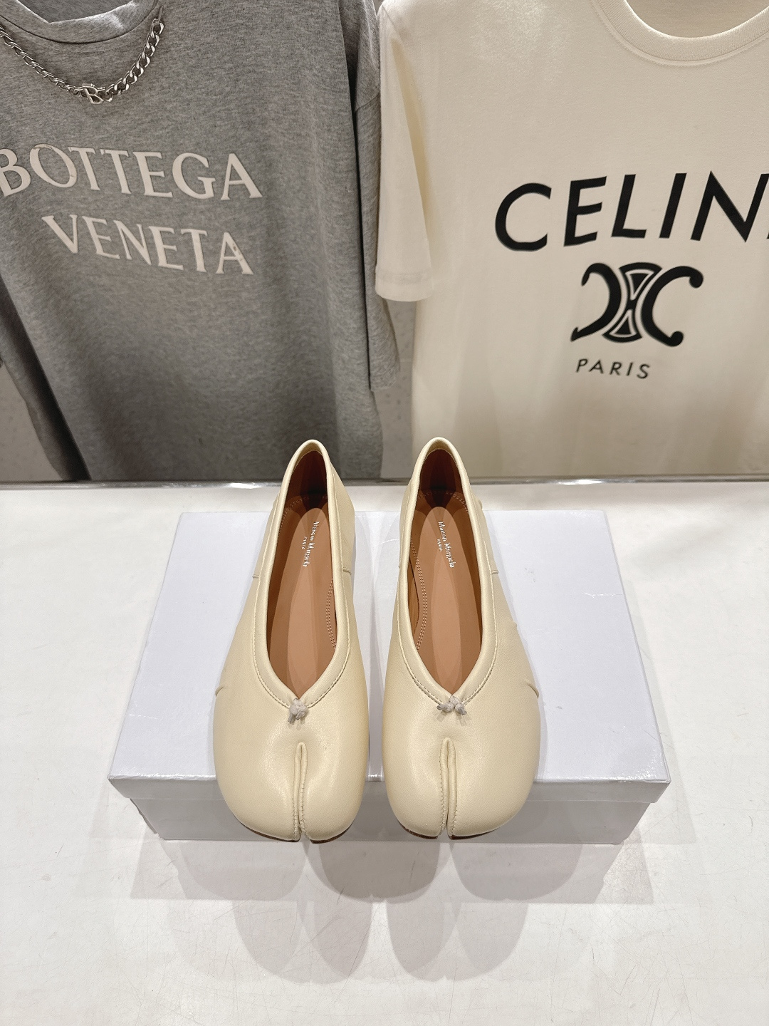 NO:890032,The high version of MM6 [Maison Magical] Margiela 2026ss official new product, the recently super popular split-toe flat ballet shoes, needless to say the comfort, very comfortable on the feet. Unique leather materials, contrasting material collage are the features worth looking forward to MM6 Margiela. These ballet shoes are made of very textured stone grain cowhide fabric, sheepskin lining/foot pads, mm6’s unique split-toe feature and Italian imported leather outsole are simply perfect.  Size: 35-39 (40.41.42 customized) Comes with original packaging, split-toe shoes, masion margiela, masion margiela, flats, cowhide, sheepskin, Leather soles19860909高版本   MM6【Maison Magical】马吉拉2026ss官方同步新品,最近超级火的分趾平底鞋芭蕾舞鞋 舒适度不用说,上脚非常舒适.独具匠心的皮料,对比材质的拼贴均是 MM6马吉拉值得期待的特色. 这款芭蕾舞鞋采用很有质感的石头纹牛皮面料,羊皮内里/垫脚mm6独有的分趾特色和意大利进口真皮大底 简直绝绝子 码数:35-39（40.41.42定做） 配原版一致包装,分趾鞋,masion margiela,masion margiela,flats,cowhide,sheepskin,Leather soles,Women's Shoes