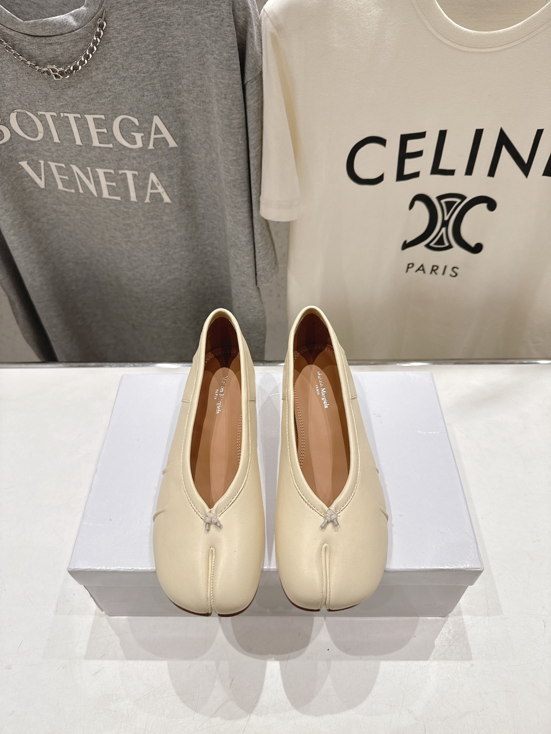 NO:889985,The high version of MM6 [Maison Magical] Maison Magical 2026ss official new product of Maison Magical, the recently super popular high-heeled split-toe ballet shoes. Needless to say, comfortable, very comfortable on the feet. Unique leather materials and contrasting material collages are the features worth looking forward to. These ballet shoes are made of very textured first-layer cowhide fabric, sheepskin lining/foot pads, mm6's unique split-toe feature and Italian imported leather outsole  The heel height is about 3cm, and the upper foot is absolutely perfect. Size: 35-39 (customized at 40.41.42) Comes with original packaging, split-toe shoes, masion margiela, masion margiela, cowhide, sheepskin, Leather soles19860909高版本   MM6【Maison Magical】马吉拉2026ss官方同步新品,最近超级火的高跟分趾鞋芭蕾舞鞋 舒适度不用说,上脚非常舒适.独具匠心的皮料,对比材质的拼贴均是 MM6马吉拉值得期待的特色. 这款芭蕾舞鞋采用很有质感的头层牛皮面料,羊皮内里/垫脚mm6独有的分趾特色和意大利进口真皮大底 跟高3cm左右,上脚简直绝绝子 码数:35-39（40.41.42定做） 配原版一致包装,分趾鞋,masion margiela,masion margiela,cowhide,sheepskin,Leather soles,Women's Shoes