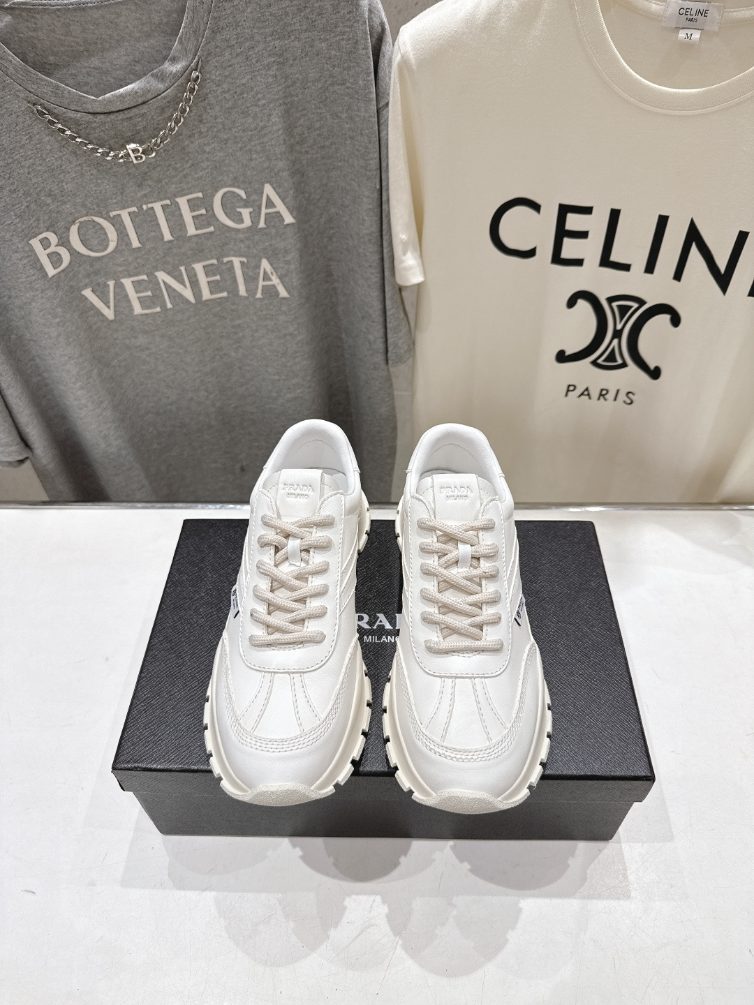 NO:889988,High version Prada/Prada F024 26ss early autumn new mesh fabric and suede cowhide casual sports shoes  The language of sports has transformed into a new aesthetic vision. This Prada sneaker reinterprets technical fabrics and practical details in a clean and modern way. The combination of mesh and suede leather creates a light and agile visual effect, and the fabric logo label and two-color shoelaces are embellished to add a low-key graphic feel. The serrated TPU sole shows vigorous dynamics and excellent grip, making this shoe an ideal choice for interpreting elegant and dynamic urban style. The upper is imported fine cowhide/environmentally friendly cowhide  Breathable sheepskin lining, cowhide foot pads, outsole, original molded TPU outsole, size 35-39 (customized for 40), casual shoes/sports shoes, prada, prada, sneakers, cowhide, sheepskin19860909高版本 Prada/普拉达F024 26ss早秋新款网眼织物与绒面牛皮休闲运动鞋 运动语言蜕变为全新美学视野.这款Prada运动鞋以利落现代的手法重新演绎科技面料与实用细节.网面与绒面皮革相结合,营造轻盈灵动的视觉效果,织物徽标标签与双色鞋带点缀其间,增添低调的图形感.锯齿状TPU鞋底彰显蓬勃动感与出色抓地力,使这款鞋履成为演绎高雅活力都市风格的理想之选 鞋面进口细腻牛绒/环保牛皮 内里透气羊皮内里 垫脚牛皮垫脚 大底原版开模TPU大底 码数35-39（40定做）,休闲鞋/运动鞋,prada,prada,sneakers,cowhide,sheepskin,Women's Shoes