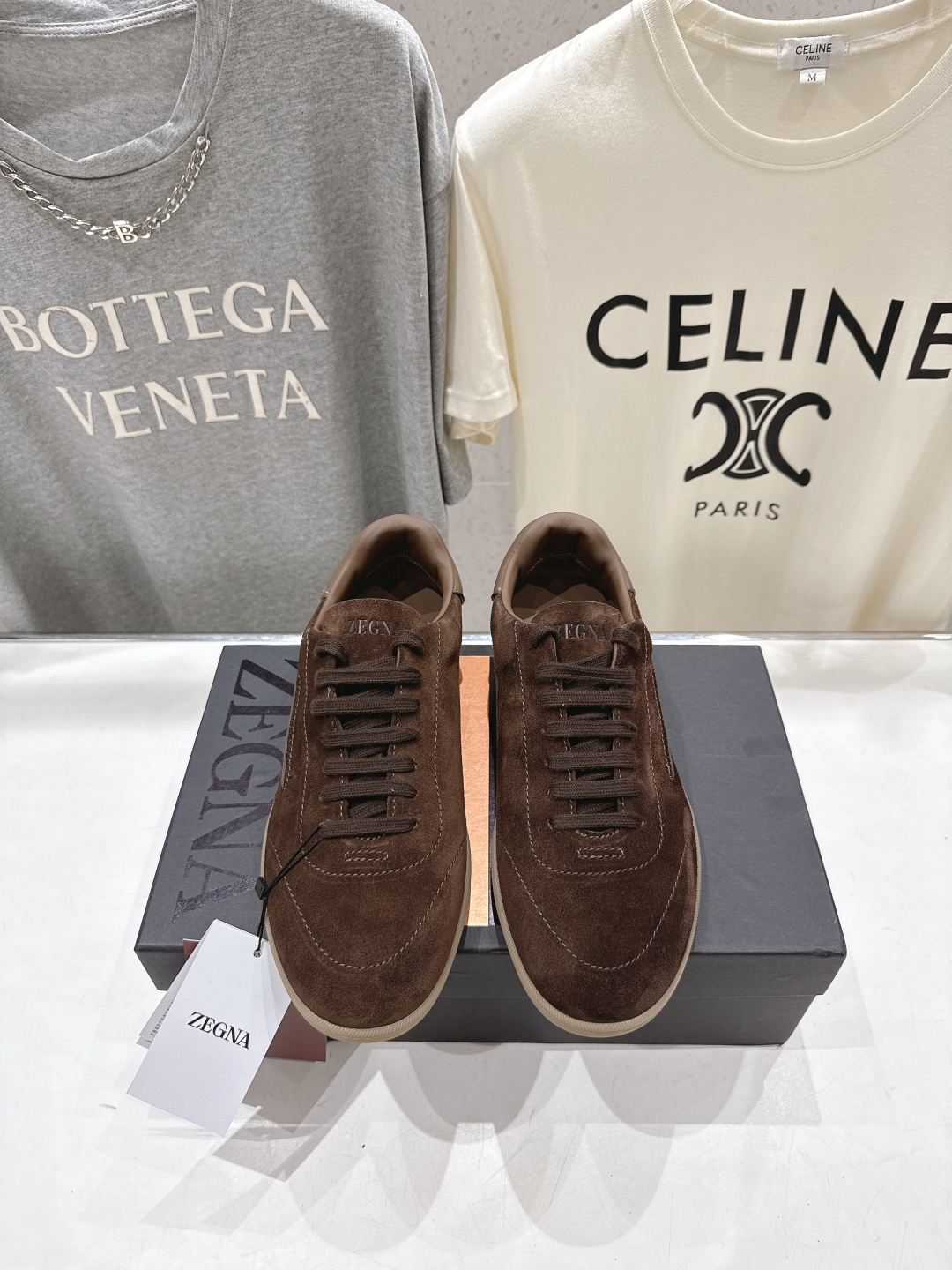 NO:890141,The top version of Zegna Zegna 2026ss counter synchronized new men's luxury lace-up casual shoes Triple Stitch is a refined casual shoe decorated with iconic triple cross elastic details, inspired by the triple hand-stitched stitch shape, highlighting Zegna's long heritage. This leather-lined buckskin sneaker is decorated with vicuña decorative details. It uses the original pull-top last technology to look good and has a light texture. The upper is oiled and the tongue is decorated with the iconic Zegna  Logo details highlight the brand style. Private original molded outsole, easy to put on and take off, comfortable and extraordinary. Different from ordinary rubber outsole on the market, custom-made imported high mercerized suede leather, inner first layer of cowhide, original molded Tpu outsole, size 39-47 (45.46.47 customized, non-returnable), casual shoes/sports shoes, zegna, sneakers, cowhide19860909顶级版本 Zegna杰尼亚 2026ss专柜同步新品男士奢华系带休闲鞋 Triple Stitch 是一款精致的休闲鞋履,饰有标志性三重交叉松紧细节,灵感源于三重手缝线迹造型,彰显了杰尼亚的悠久传承.这款皮革衬里鹿皮球鞋饰有骆马色装饰细节 采用原版拉帮套楦工艺鞋型好看且质感轻盈.鞋面油边工艺、鞋舌饰有标志性 Zegna 标识细节,彰显品牌风范. 私家原版开模大底,穿脱轻松,舒适不凡.区别于市面上普通橡胶大底 面料定制进口高丝光反绒皮 内里头层牛皮 大底原版开模Tpu大底 码数39-47（45.46.47订做不退换）,休闲鞋/运动鞋,zegna,sneakers,cowhide,Women's Shoes