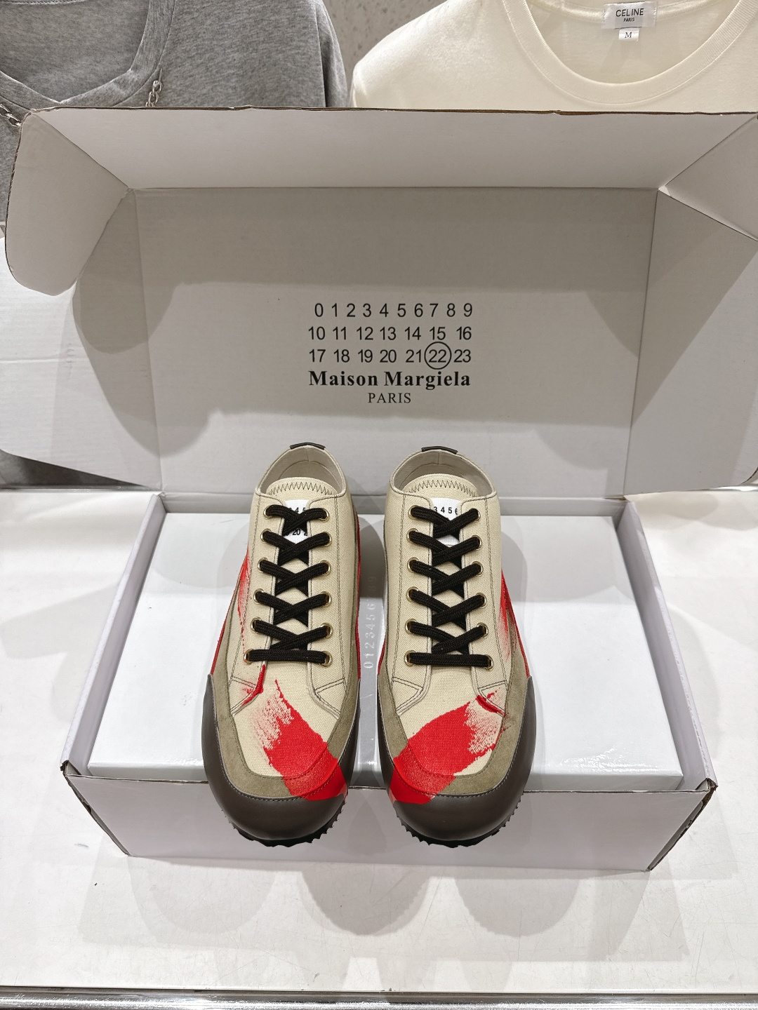 NO:890006,High version for couples, Maison Margiela MM6 new graffiti canvas shoes, casual shoes, moral training shoes... Top quality, these canvas shoes from Margiela directly bring out the atmosphere. The three-color base of black and white is matched with casual hand-painted red paint strokes. The hand-painted texture is full of layers. The retro splicing toe box combines canvas and soft leather. The deconstructed design has its own niche artistic accent, so you are not afraid of hitting the style when you go out.  The canvas shoe body is breathable and not stuffy, so there is no pressure for daily commuting and shopping. The simple low-cut version, with a cool background color and red paint, is casual and high-end. It is easy to handle and relax retro wear. It is a must-have item for fashionable people's shoe cabinets. The upper is imported canvas spliced with suede cowhide. The foot pads are made of cowhide. The original wear-resistant rubber outsole is super comfortable. The size of the outsole is 35-45 (40 for women and 45.46.47 for men. Custom-made and non-returnable)  With original packaging, casual shoes/sports shoes, masion margiela, masion margiela, sneakers, cowhide19860909高版本 情侣款  Maison Margiela 马吉拉MM6新款涂鸦帆布鞋休闲鞋德训鞋...顶级品质 马吉拉这款帆布鞋氛围感直接拉满,黑白米三色基底搭配随性手绘红漆笔触,手工喷绘肌理层次十足,复古拼接鞋头融合帆布与软皮,解构设计自带小众艺术腔调,出门完全不怕撞款. 鞋身帆布透气不闷脚,日常通勤、逛街暴走毫无压力.简约低帮版型,冷调底色中和红漆张扬,随性又高级,轻松拿捏松弛复古穿搭,潮人鞋柜刚需单品～ 鞋面进口帆布拼接反绒牛皮 垫脚头层牛皮 超舒适 大底原版耐磨橡胶大底 码数35-45（女40.男45.46.47订做不退换） 配原版包装,休闲鞋/运动鞋,masion margiela,masion margiela,sneakers,cowhide,Women's Shoes