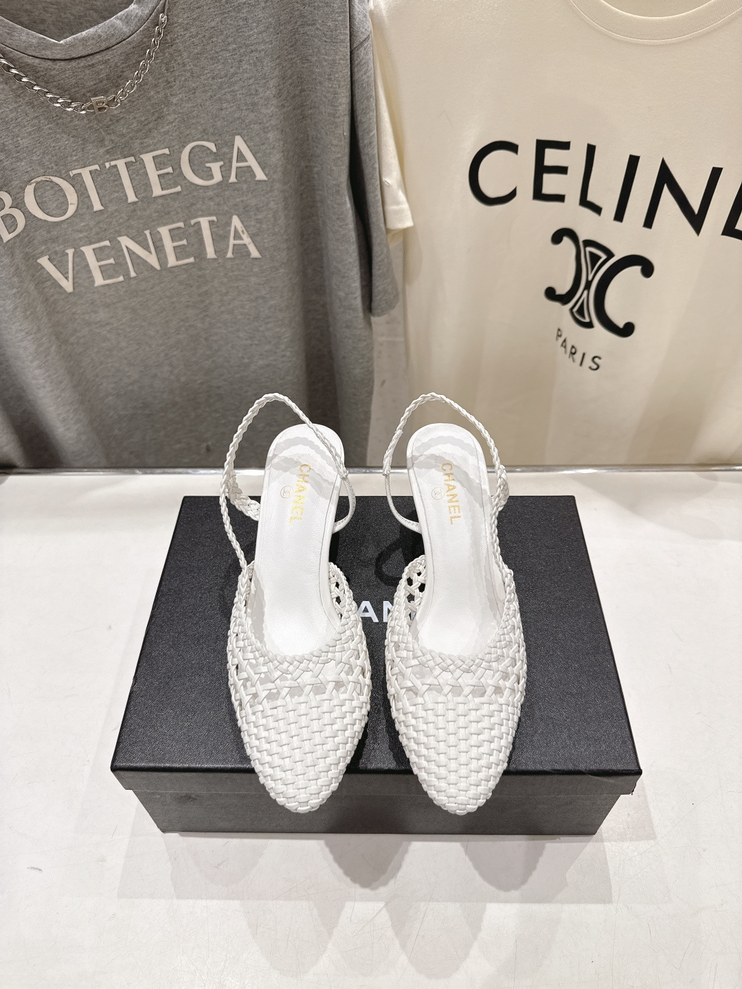 NO:891173,Xiaoxiang's new woven hollow sandals are so beautiful on the feet. The design comes with a high-gloss classic double C logo to show your identity. You can't hide the exquisiteness of Xiaoxiangfeng. They are casual but not casual, refined and not flashy. They can be worn for daily commuting and weekend dates. They are light and burdenless on the feet. The details are full of ingenuity. They support the fashionable summer atmosphere. Hand-woven fabrics, sheepskin lining, outsole, imported genuine leather, heel height 6.5cm  Size 35-39 (40.41 customized), sandals, sandals, sheepskin, Leather soles19860909小香新款编织镂空凉鞋 上脚太美了设计自带高光经典双C标识彰显身份,小香风的精致感藏都藏不住～ 休闲不随意,精致不浮夸,日常通勤、周末约会都能穿,上脚轻盈无负担,细节处尽显匠心,时髦精的夏日氛围感全靠它撑场 面料手工编织 内里羊皮内里 大底进口真皮大底 跟高6.5cm 码数35-39（40.41订做）,凉鞋,sandals,sheepskin,Leather soles,Women's Shoes