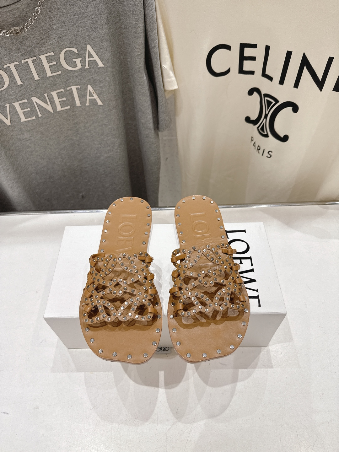 NO:890126,High version LOEWE/Loewe 2026/ss new retro-style flat beach slippers ~ Xiaohongshu, popular model on the Internet. The most popular slippers recently. Super cute. A must-have model that fashionistas must not miss. There is no complicated decoration, a vintage sense of texture, pure and minimalist, clean and poetic. Super versatile, original custom-made fabrics, foot padding cowhide outsole, original imported leather outsole, size 35-39  (40.41.42 Customized items are non-refundable), slippers, loewe, loewe, slippers, cowhide, Leather soles19860909高版本  LOEWE/罗意威2026/ss新品复古风平底沙滩拖鞋～小红书、外网火爆款 最近大热的一款拖鞋 超级可爱 时髦精绝对不能错过的必入款,没有任何繁杂装饰,质感极好的vintage感,纯粹和极简做得利落又诗意 超级百搭款 面料原版定制材料 垫脚牛皮 大底原版进口真皮大底 码数35-39 (40.41.42订做不退换),拖鞋,loewe,loewe,slippers,cowhide,Leather soles,Women's Shoes