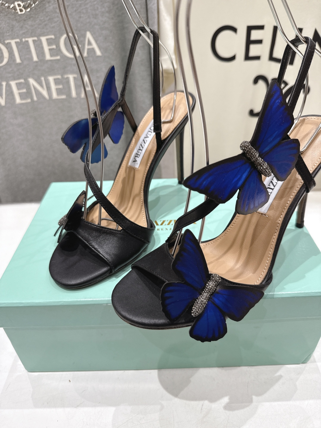高版本出厂 「ᴀqᴜᴀᴢᴢᴜʀᴀ」AQUAZZURA/菠萝F072 2026ss夏季新款蝴蝶饰品高跟凉鞋