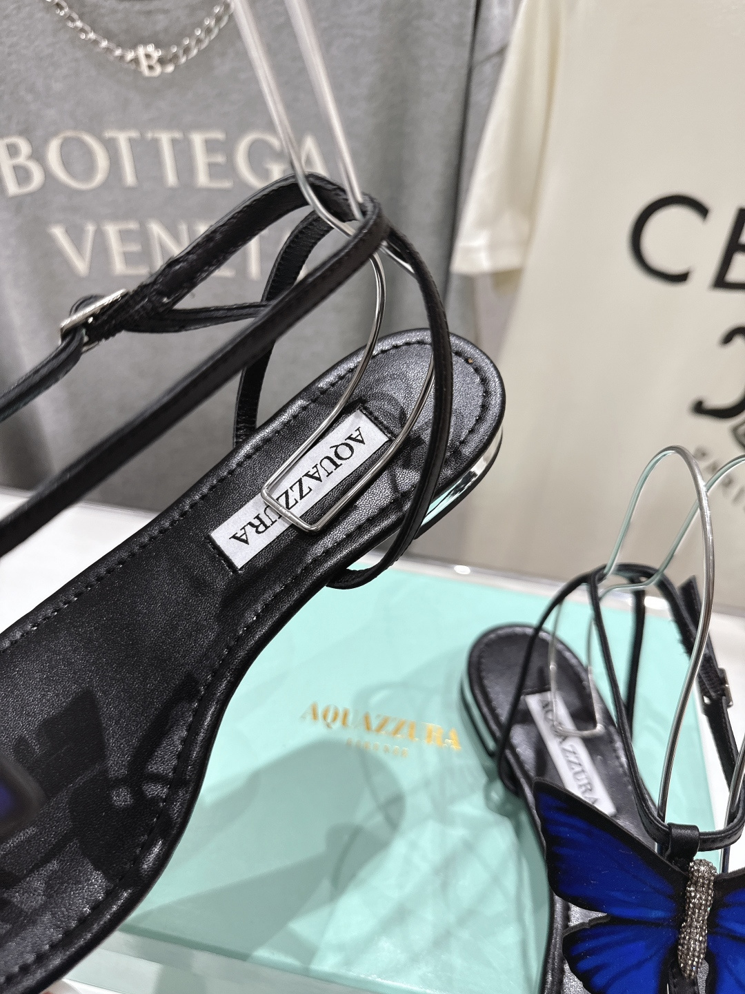 高版本出厂 「ᴀqᴜᴀᴢᴢᴜʀᴀ」AQUAZZURA/菠萝F072 2026ss夏季新款蝴蝶饰品平底凉鞋