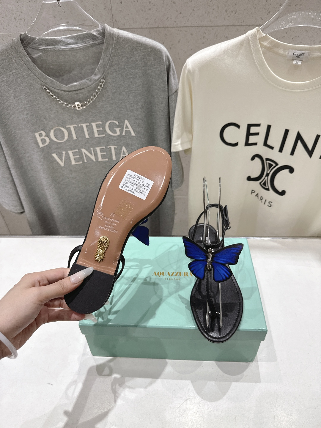 高版本出厂 「ᴀqᴜᴀᴢᴢᴜʀᴀ」AQUAZZURA/菠萝F072 2026ss夏季新款蝴蝶饰品平底凉鞋