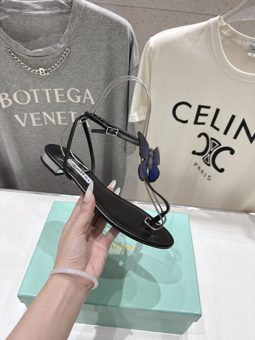 高版本出厂 「ᴀqᴜᴀᴢᴢᴜʀᴀ」AQUAZZURA/菠萝F072 2026ss夏季新款蝴蝶饰品平底凉鞋