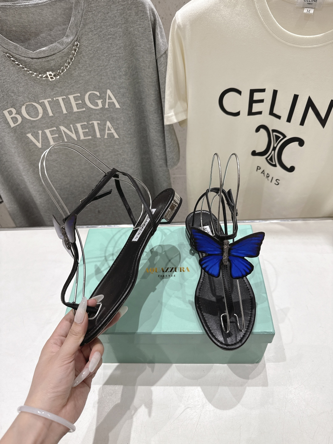 高版本出厂 「ᴀqᴜᴀᴢᴢᴜʀᴀ」AQUAZZURA/菠萝F072 2026ss夏季新款蝴蝶饰品平底凉鞋