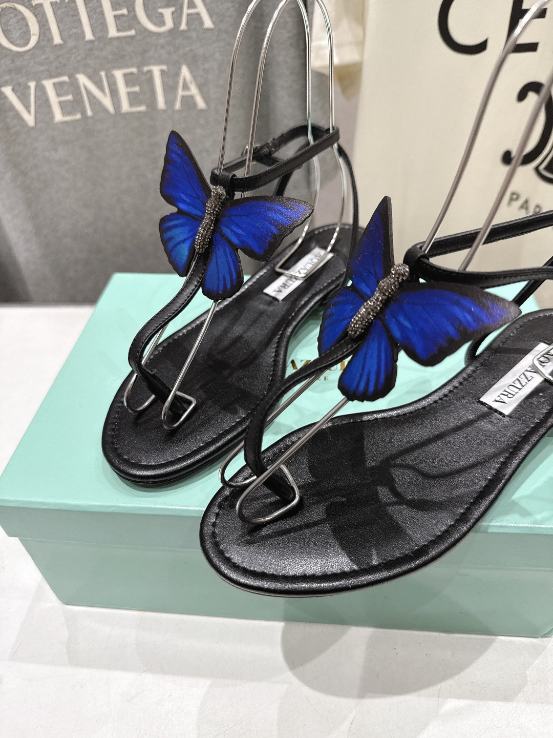 高版本出厂 「ᴀqᴜᴀᴢᴢᴜʀᴀ」AQUAZZURA/菠萝F072 2026ss夏季新款蝴蝶饰品平底凉鞋