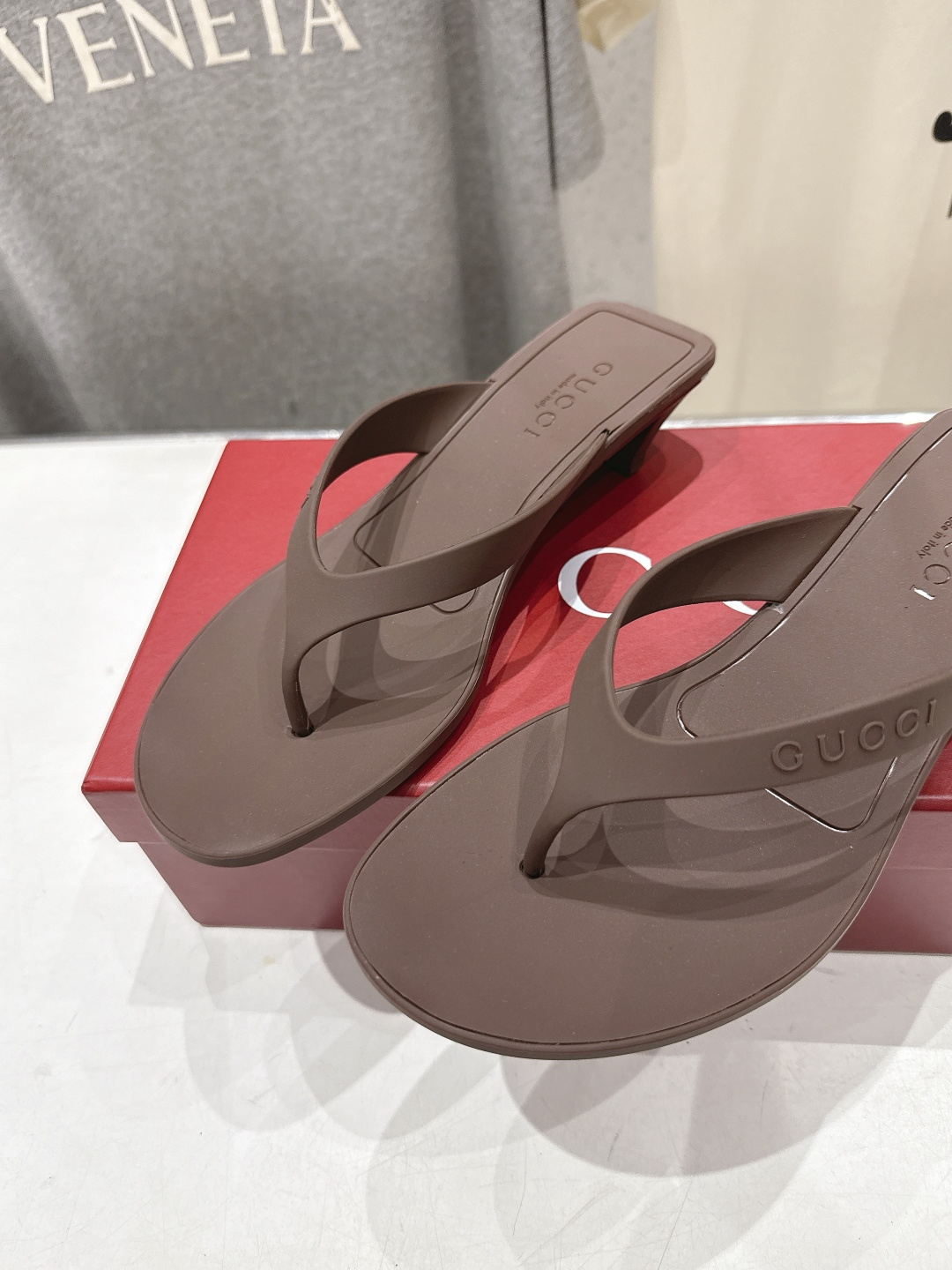 高版本出厂  Gucci*古驰 G家F036 26ss夏季爆款小高跟人字拖鞋，在这个IN时代必备的拖鞋…