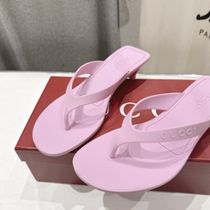 高版本出厂 Gucci*古驰 G家F036 26ss夏季爆款小高跟人字拖鞋,在这个IN时代必备的拖鞋… 高版本出厂 Gucci*古驰 G家F036 26ss夏季爆款小高跟人字拖鞋,在这个IN时代必备的拖鞋…