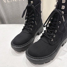 高版本出厂 Prada/普拉达F051 2026ss秋冬最新厚底马丁靴中筒靴,非常耐看的一款走秀款中 高版本出厂 Prada/普拉达F051 2026ss秋冬最新厚底马丁靴中筒靴,非常耐看的一款走秀款中
