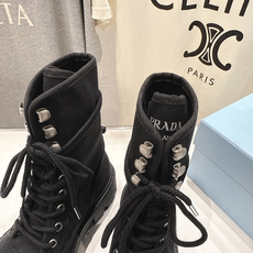高版本出厂 Prada/普拉达F051 2026ss秋冬最新厚底马丁靴中筒靴,非常耐看的一款走秀款中 高版本出厂 Prada/普拉达F051 2026ss秋冬最新厚底马丁靴中筒靴,非常耐看的一款走秀款中