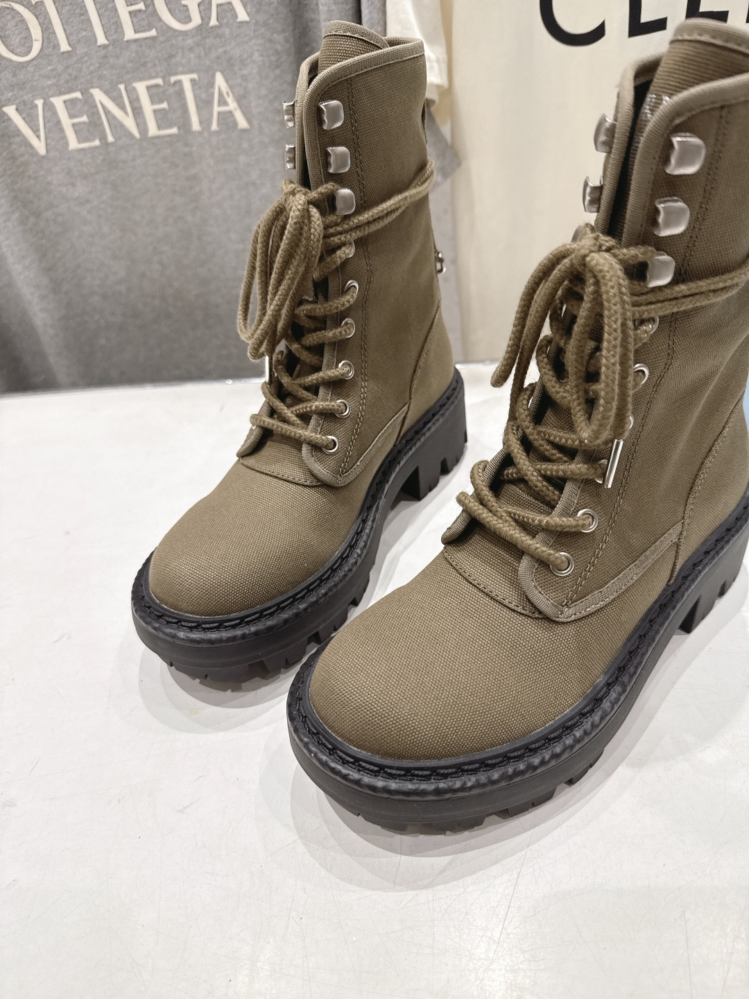 高版本出厂   Prada/普拉达F051 2026ss秋冬最新厚底马丁靴中筒靴，非常耐看的一款走秀款中