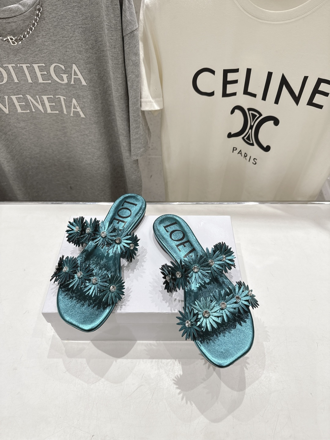 高版本出厂  LOEWE/罗意威F036 2026/ss新品复古风水钻平底拖鞋～小红书、外网火爆款最近大