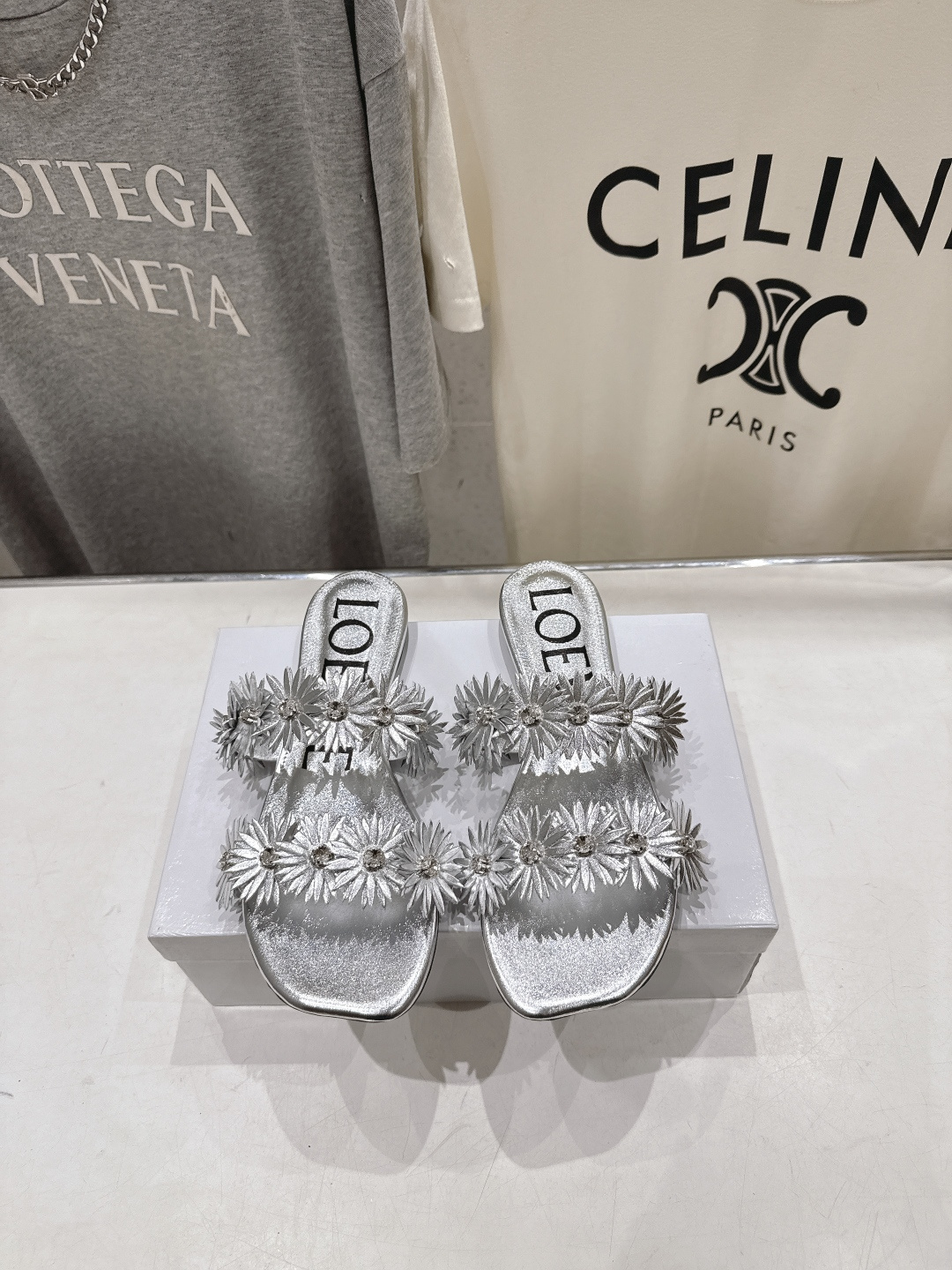 高版本出厂  LOEWE/罗意威F036 2026/ss新品复古风水钻平底拖鞋～小红书、外网火爆款最近大