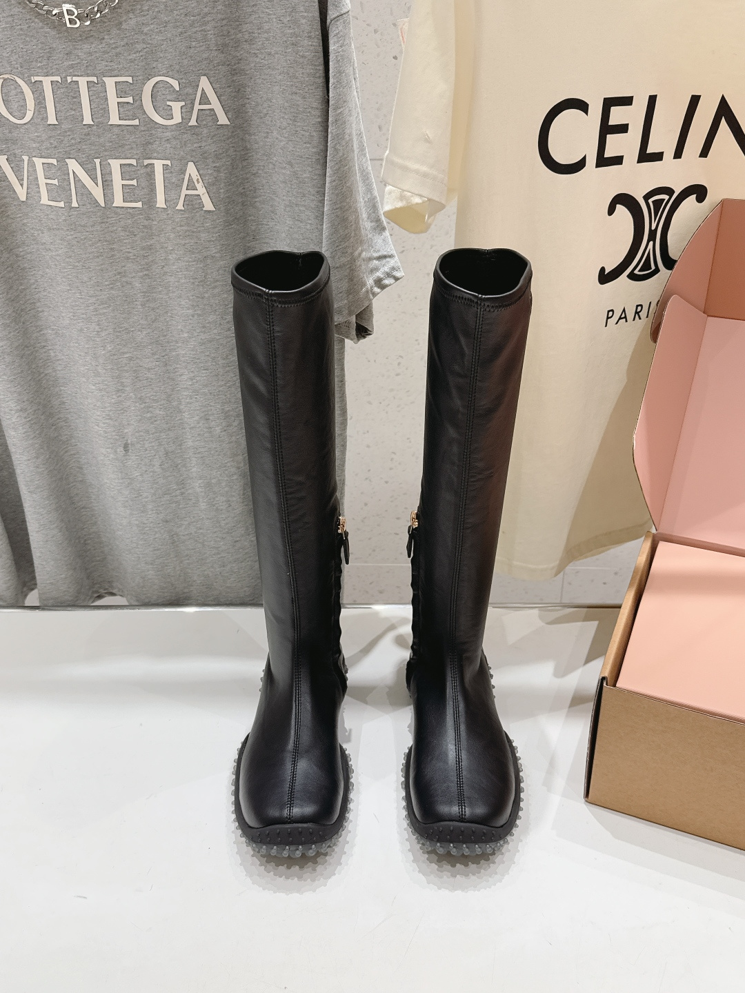 NO:922059,High version MiuMiu/Miu Miu F022 2026ss new elastic boots for autumn and winter ~ the main catwalk model recommended by the official website. The original replica is purely handmade, a slimming artifact. The fabric is imported elastic material. The foot pads are imported sheepskin. The original molded outsole size 35-39 (customized in size 40), boots, miumiu, boots, sheepskin19860909高版本  MiuMiu/缪缪F022 2026ss秋冬新款弹力长靴～官网主推的走秀款 原版复刻纯手工制作,瘦腿神器 面料进口弹力材料 垫脚进口羊皮 大底原版开模大底 size35-39（40码定做）,靴子,miumiu,boots,sheepskin,Women's Shoes
