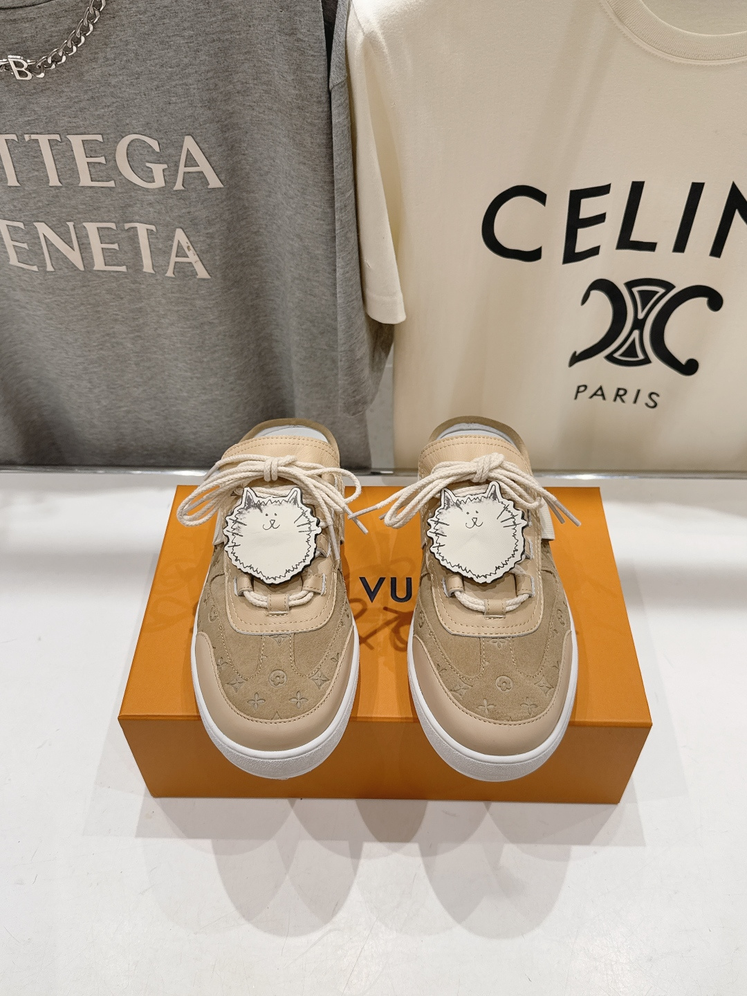 NO:922075,High version LOUIS VUITTON～LV Louis Vuitton F057 L Jialu brand's latest catwalk series half-drag sports and casual shoes. Original purchase, development and production. 26ss spring and summer catwalk new Tilted casual sports shoes. Use original molded texture sole, non-slip and wear-resistant. Delivery counter exquisite packaging. Fabric original imported top layer cowhide. Imported cowhide lining. Sole original molded TPU non-slip material.  Size35-39 (40.41 custom-made, non-refundable), casual shoes/sneakers half slippers, louis vuitton, louis vuitton, louis vuitton, louis vuitton, louis vuitton, sneakers, cowhide19860909高版本  LOUIS VUITTON～LV路易威登F057 L家驴牌最新款走秀系列半拖运动休闲鞋 原版购入开发、做货 26ss春夏走秀新款Tilted休闲运动鞋.采用原版开模纹理鞋底,防滑耐磨 配送专柜精美包装 面料原版进口头层牛皮 内里进口牛皮 鞋底原版开模TPU防滑材质 Size35-39（40.41订做不退换）,休闲鞋/运动鞋半拖,louis vuitton,louis vuitton,louis vuitton,louis vuitton,louis vuitton,sneakers,cowhide,Women's Shoes