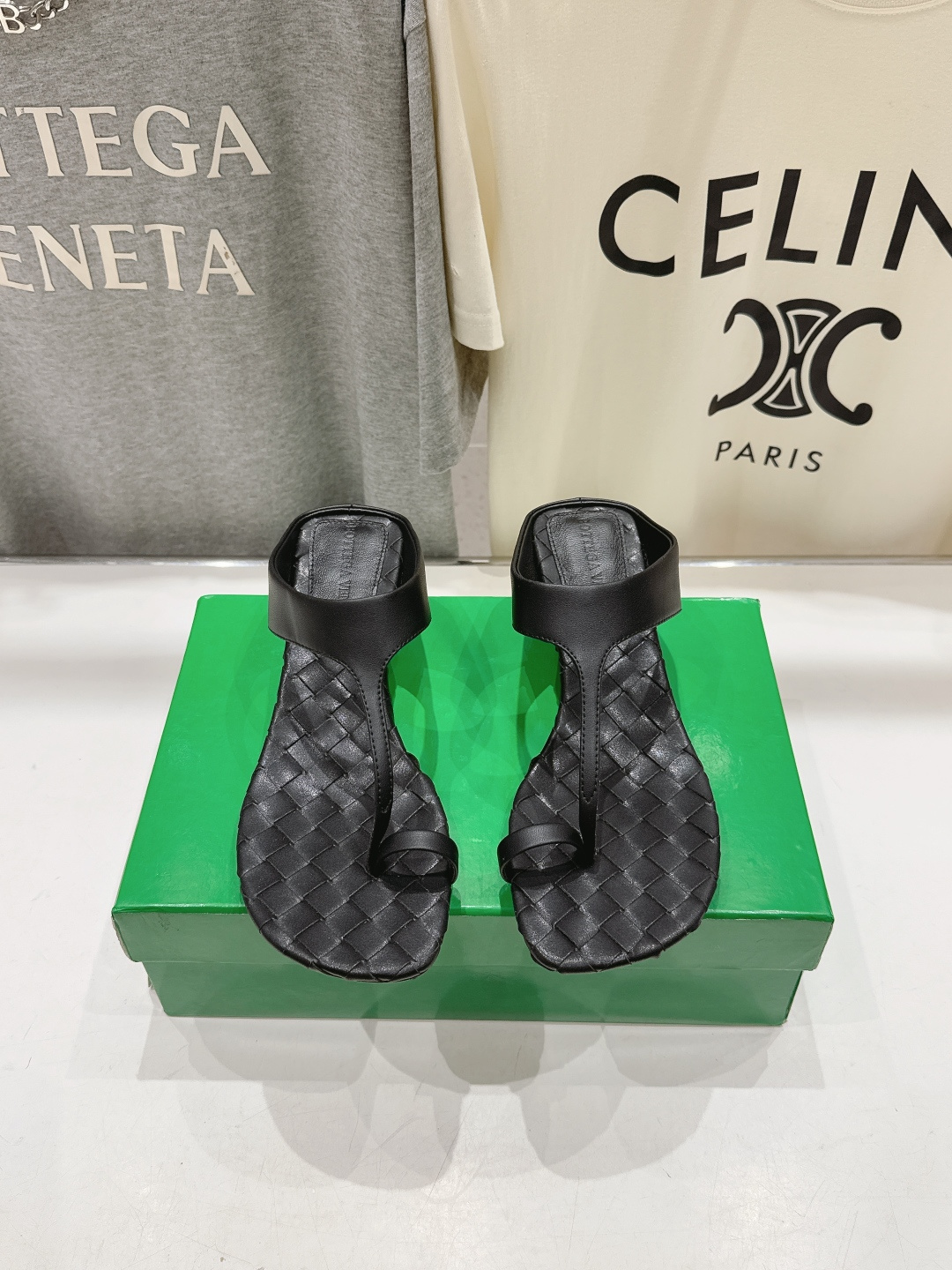 NO:922135,High version Bottega Veneta/BV F065 2026ss summer new model Parco Mule women's woven high-heeled flip-flops (original mold opening, the most correct version on the market) Pure genuine leather hand-woven feet A simple piece of leather with 15 mm strips Hand-woven, high-end and comfortable The fabric is made of high-quality lambskin The foot leather is hand-woven, comfortable and high-end  Super stable on the foot. Original packaging is used, and the bag is printed with a logo. High-end version in the market. The upper stitching is made by an Italian computer sewing machine. Fine workmanship. Size 35-42 (40.41.42 is custom-made and cannot be returned or exchanged). Split-toe shoes, bottega veneta, bottega veneta, slippers, sheepskin, Leather soles19860909高版本 Bottega Veneta/BV F065 2026ss夏季新款Parco Mule女士编织高跟夹脚拖鞋（原版开模 市场最正确版本） 纯真皮手工编织垫脚 简约一块皮15毫米抽条 手工编织而成 高档舒适 面料选用优质小羊皮 垫脚真皮手工编织,舒适高端 大底选用意大利真皮大底&注塑橡胶工艺 运用轻染工艺 对标对版 跟高4cm 上脚超稳 选用原版包装,布袋采用印胶logo工艺 市场高端版本 鞋面车线选用意大利电脑针车 做工精细 码数35-42（40.41.42订做不退换）,分趾鞋,bottega veneta,bottega veneta,slippers,sheepskin,Leather soles,Women's Shoes