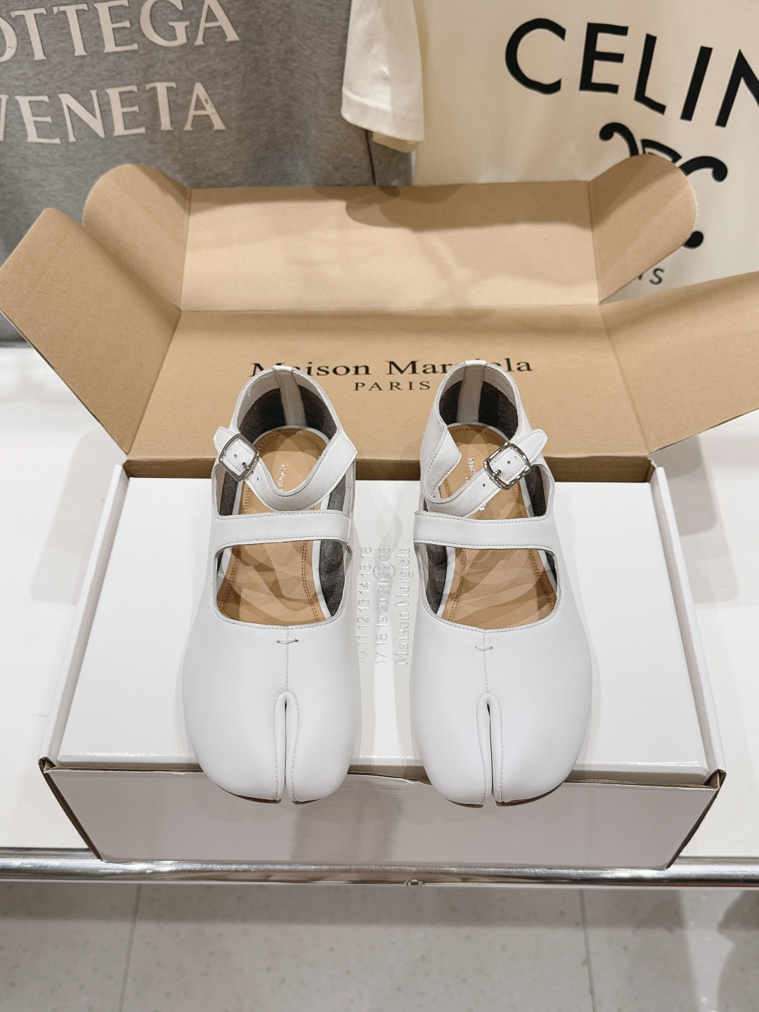 NO:922082,Top single shoes (Dongguan version) MM6 [Maison Magical] Maison Magical F028 2026ss spring and summer new products Mary Jane flats, split-toe ballet shoes, which are very popular recently. The top version on the market ~ Needless to say, comfortable, it will definitely be very comfortable. The silhouette, original leather and contrasting material collage are all MM6 Maison, features worth looking forward to  These ballet shoes are made of very textured and delicate sheepskin fabric, sheepskin lining/foot pads, mm6 unique split toe feature and logo elastic band. Italian imported genuine leather outsole, absolutely perfect. Size: 35-39 (customized for 40). Comes with original packaging, split toe shoes, masion margiela, masion margiela, mary jane, flats, sheepskin, Leather soles19860909顶级 单鞋（莞版）  MM6【Maison Magical】马吉拉F028 2026ss春夏新品最近超级火的玛丽珍平底鞋分趾鞋芭蕾舞鞋 市场顶级版本~ 舒适度不用说 肯定会很舒服的 廓形 独具匠心的皮料和对比材质的拼贴均是 MM6 马吉拉,值得期待的特色 这款芭蕾舞鞋采用很有质感细腻的羊皮面料,羊皮内里/垫脚mm6独有的分趾特色和logo松紧带 意大利进口真皮大底 简直绝绝子了 码数:35-39（40定做） 配原版一致包装,分趾鞋,masion margiela,masion margiela,mary jane,flats,sheepskin,Leather soles,Women's Shoes
