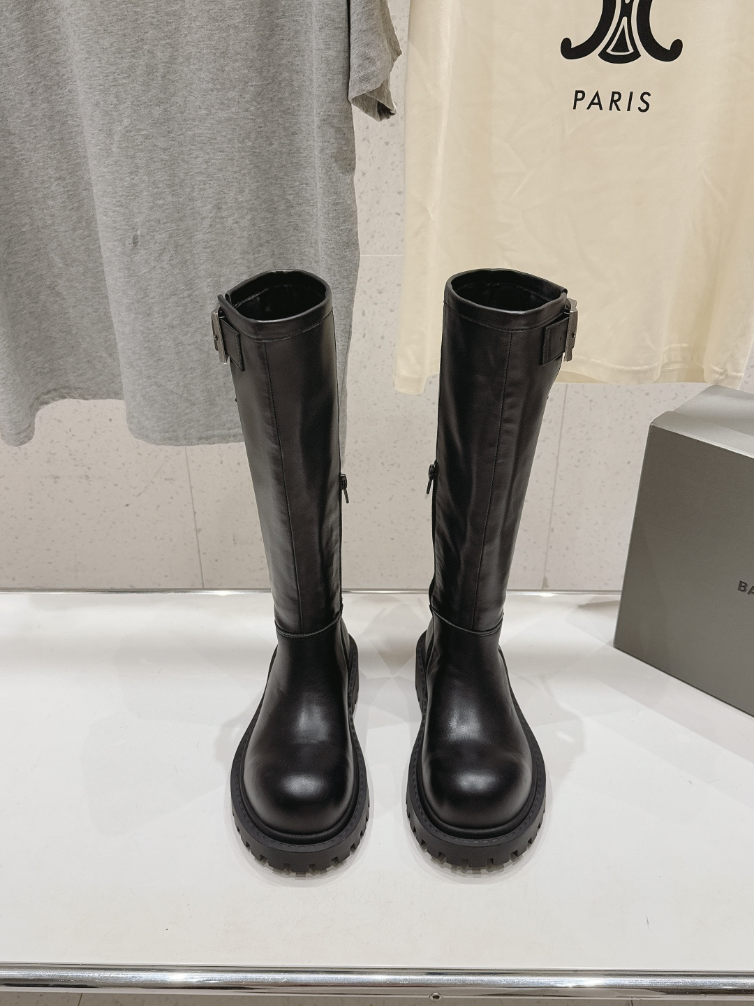 NO:922109,The high version of BALENCIAG* Balenciaga F046 2026ss autumn and winter new long boots motorcycle boots Martin boots are made of original synchronized soft first-layer calfskin. They are comfortable on the feet and have a handsome personality without losing comfort. They are absolutely cool and handsome. They are absolutely replicas of the original ones. If you are not satisfied with the top version on the market, let’s compare!  !  !  Fabric customized imported cowhide, lining calfskin lining, outsole original molded outsole, size 35-39 (40.41 custom made, non-refundable), boots loafers, balenciaga, balenciaga, loafers, boots, cowhide19860909高版本  BALENCIAG*巴黎世家F046 2026ss秋冬新款长靴机车靴马丁靴 采用原版同步柔头层小牛皮 上脚舒适 个性帅气的的同时 不失舒适感 绝对吹爆酷帅酷帅的款 绝对原版复刻 市场最顶级版不服来对比！！！ 面料定制进口牛皮 内里小牛皮内里 大底原版开模大底 码数35-39（40.41订做不退换）,靴子乐福鞋,balenciaga,balenciaga,loafers,boots,cowhide,Women's Shoes